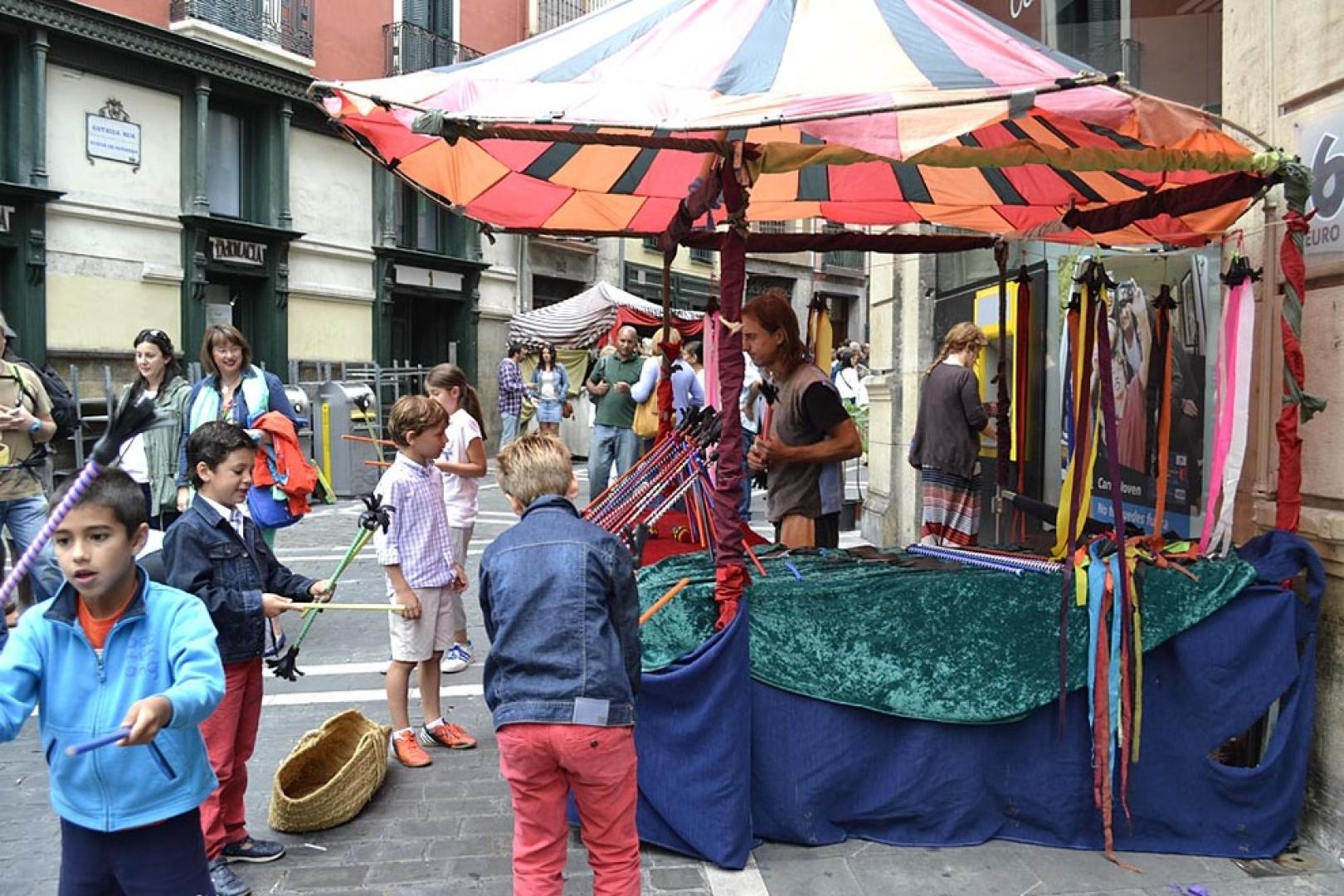 Miles de personas visitaron este sábado el mercado medieval organizado en Pamplona con motivo de los actos de conmemoración del Privilegio de la Unión.