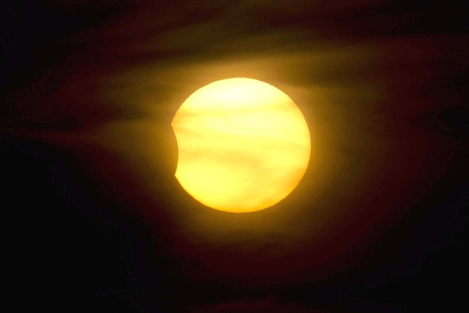 Un eclipse solar del tipo "híbrido" o "mixto" oscureció el cielo de Kenia, especialmente en las regiones del norte, donde la luna cubrió por completo al astro durante unos quince segundos. En España apenas tuvo repercusión.