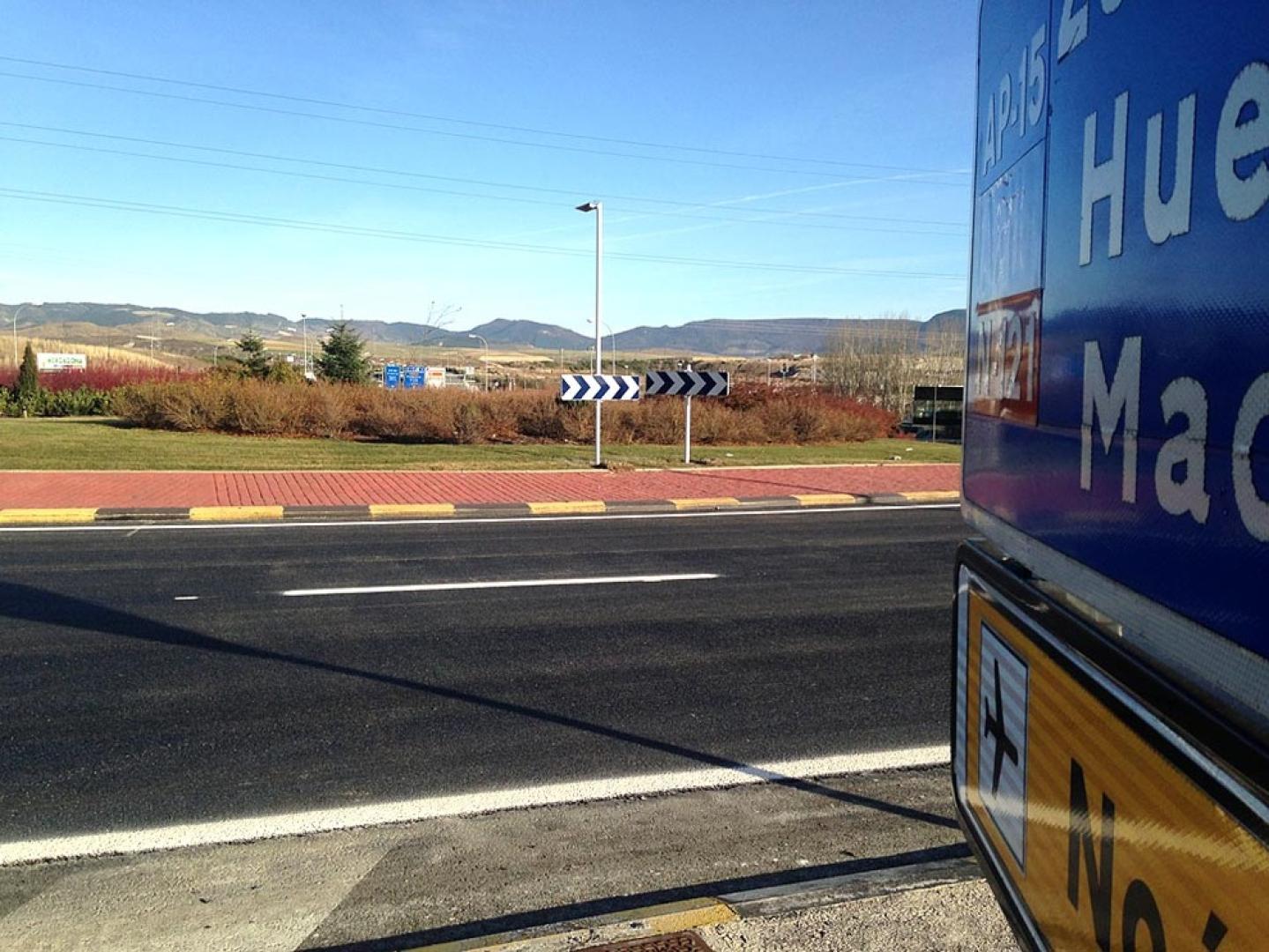 La rotonda de la PA-30 fue asfaltada para acondicionar el tráfico del vial.
