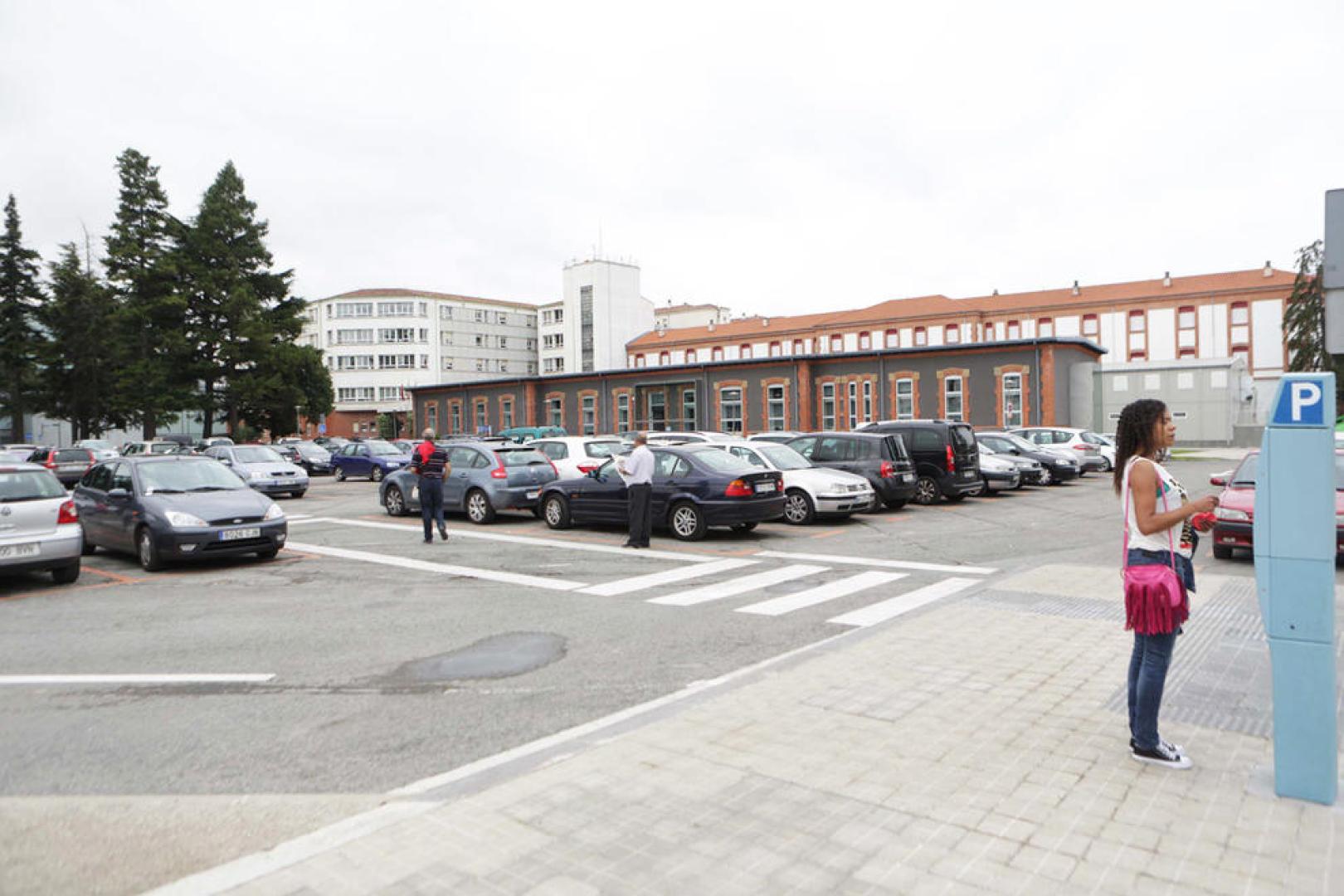 La zona azul de Hospitales acaba  con las filas y esperas para aparcar