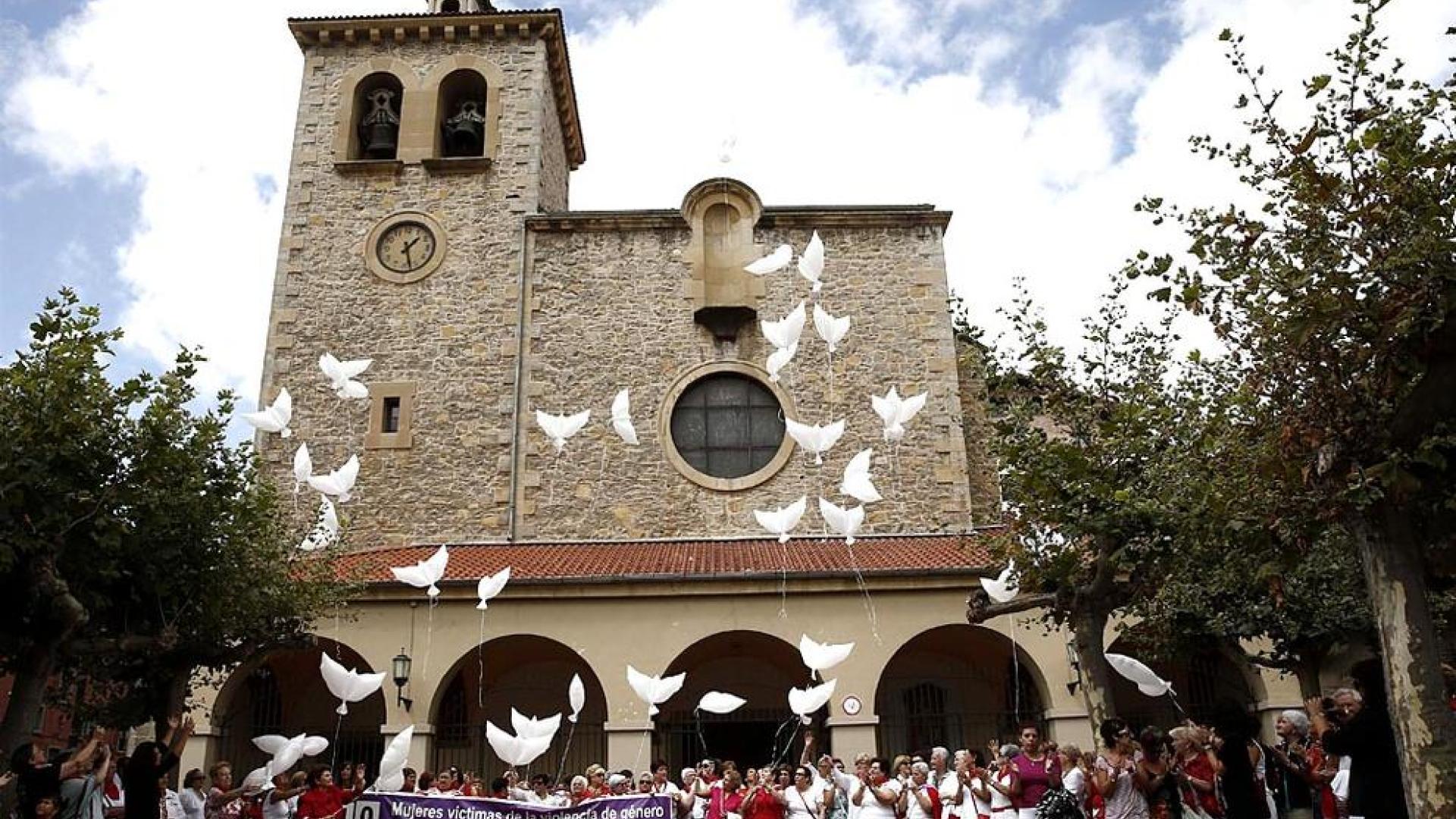Burlada ha rechazado la violencia machista y ha homenajeado a las víctimas en una concentración celebrada en el marco del 'Día de las Mujeres' que tiene lugar dentro de las fiestas patronales.