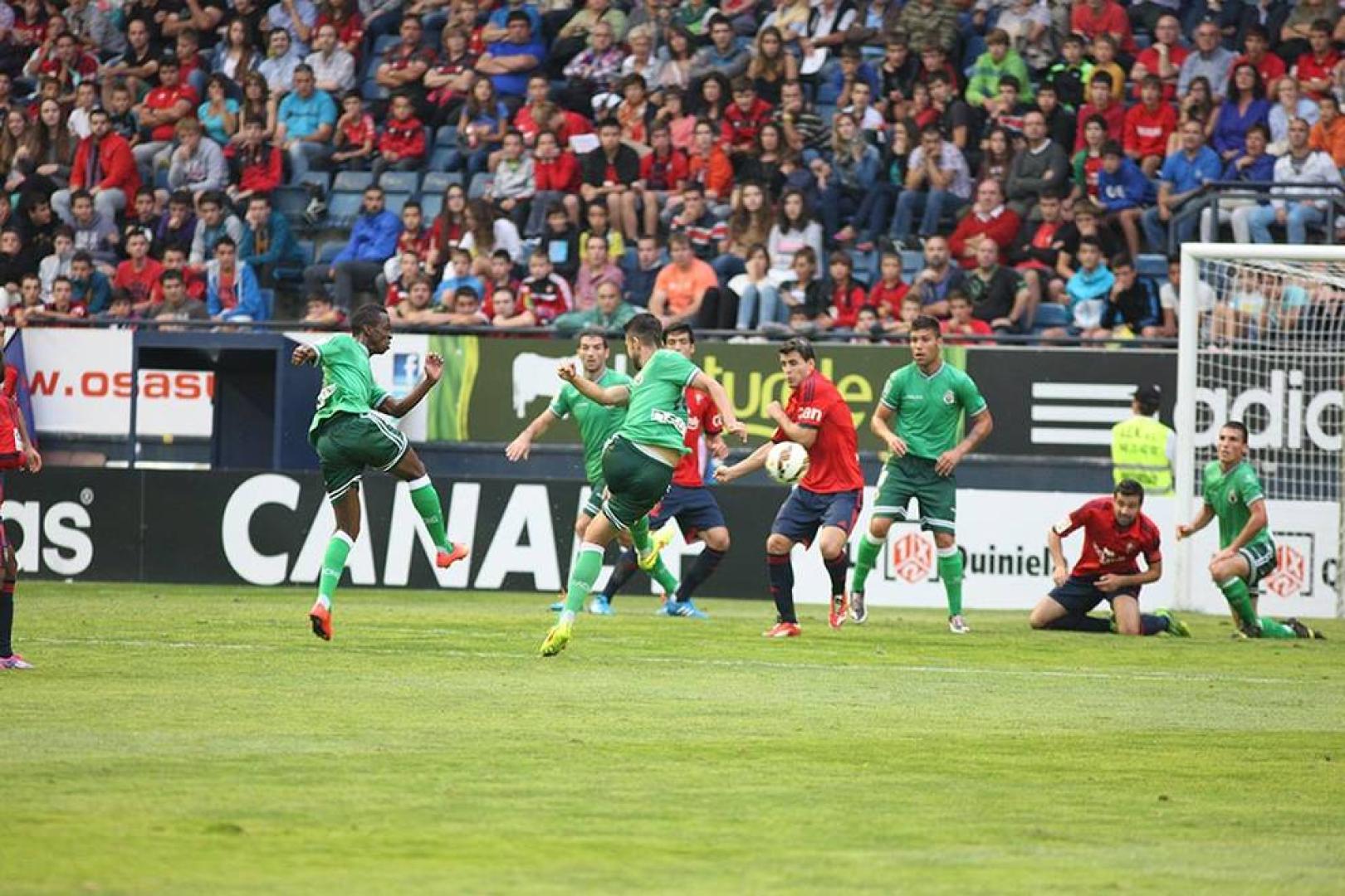 Imágenes del partido entre el C.A. Osasuna y el Racing Santander, con resultado de 2-0