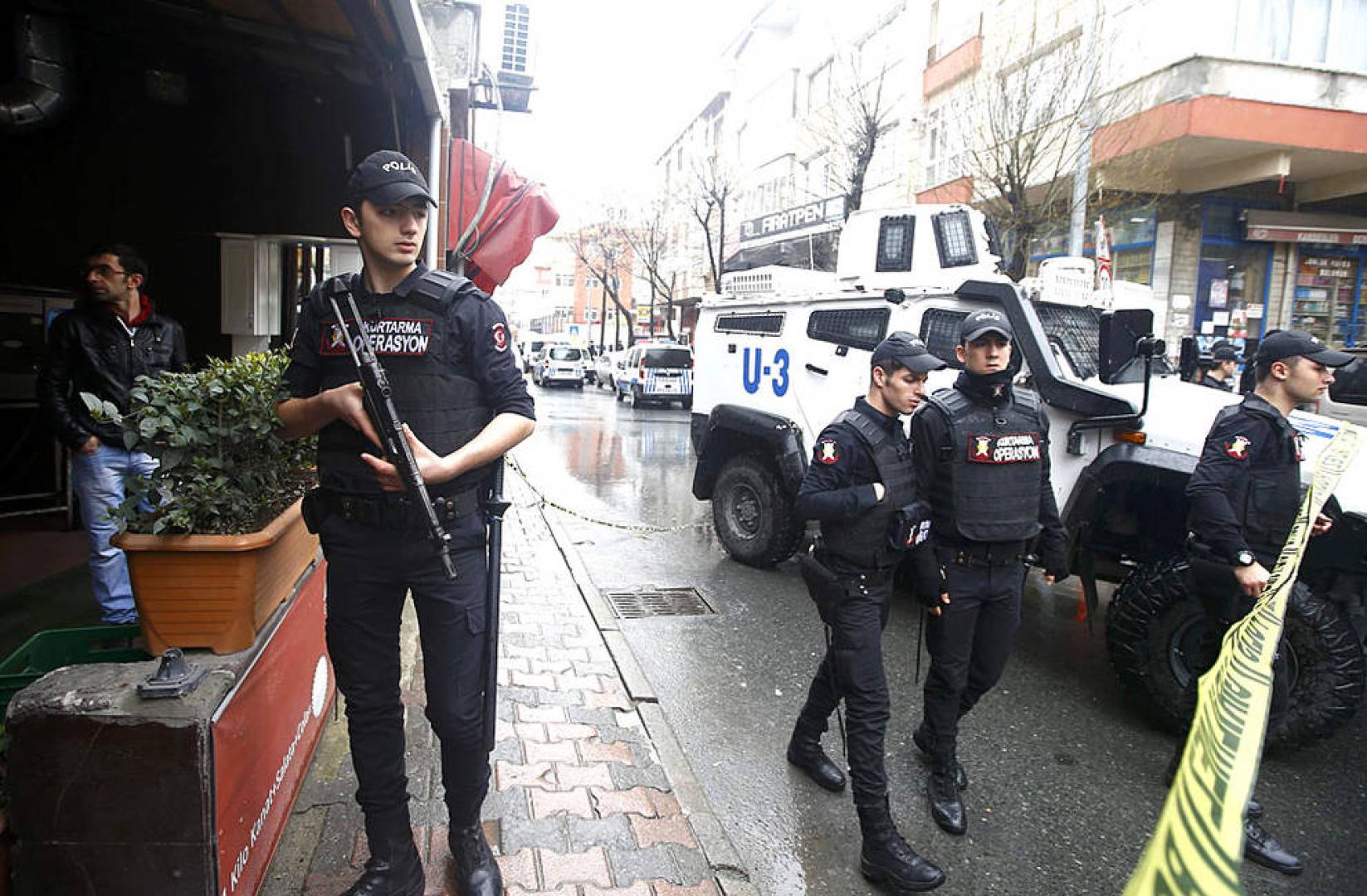Fuerzas especiales de la policía turca mataron este jueves a las dos mujeres que se habían atrincherado en un edificio tras atacar una comisaría de policía en un barrio de Estambul, informó CNN Turk.