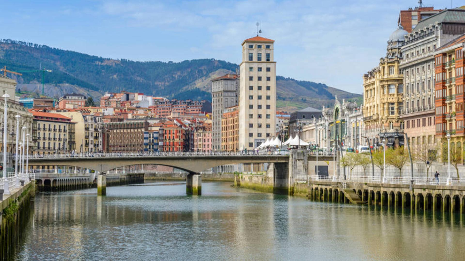 Fallece un vecino de Bilbao tras sufrir un golpe y caer a la ría