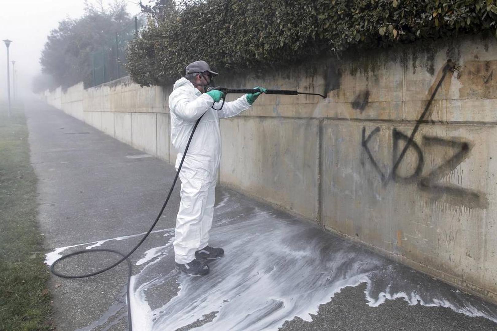 Un equipo de diez personas de Tasubinsa, cinco de ellas con discapacidad intelectual, se encarga durante seis días a la semana de retirar publicidad, limpiar pintadas y grafitis de las fachadas y de que las rejillas y papeleras de la ciudad tengan un mantenimiento óptimo