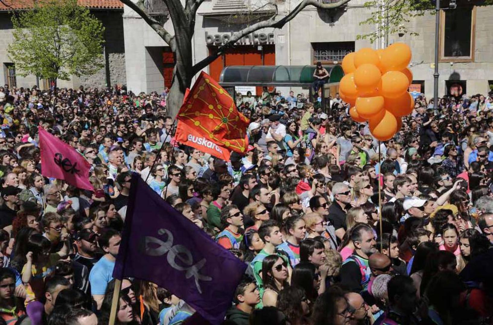 La carrera que recauda dinero para la alfabetización del euskera ha finalizado en el Paseo de Sarasate.