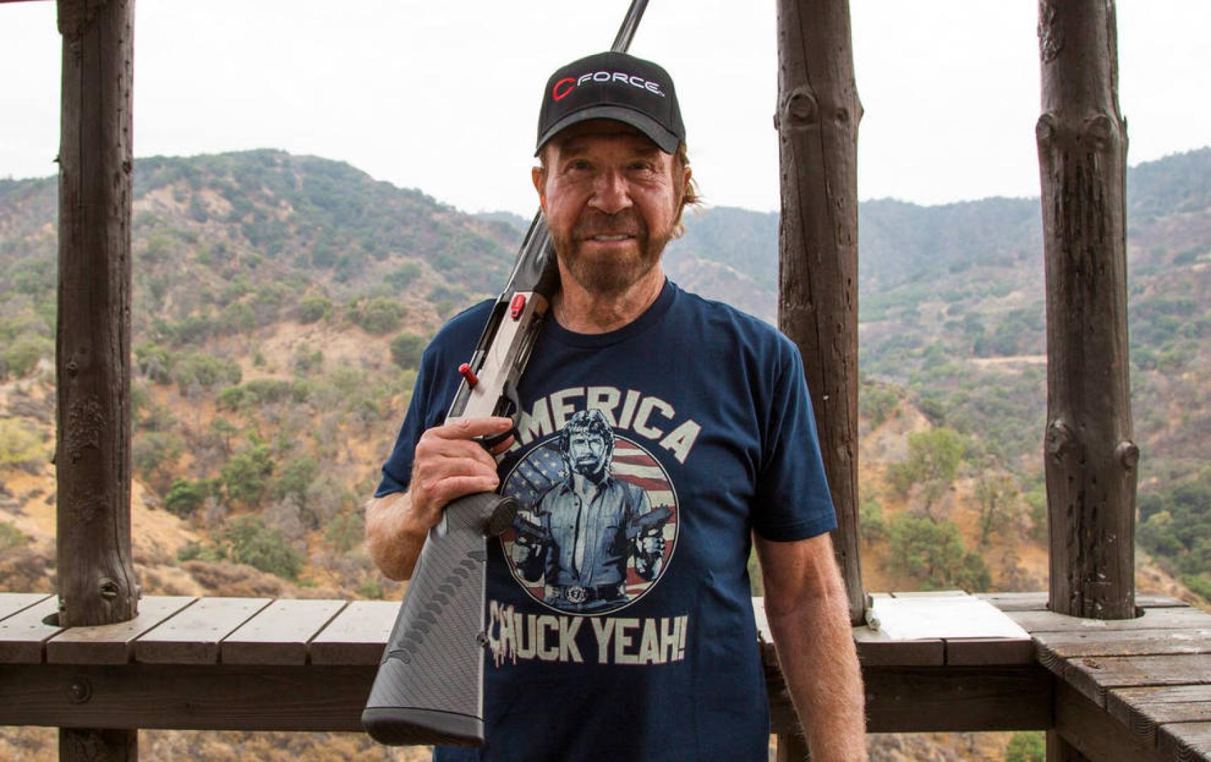 Chuck Norris sobrevive a dos infartos de corazón en el mismo día