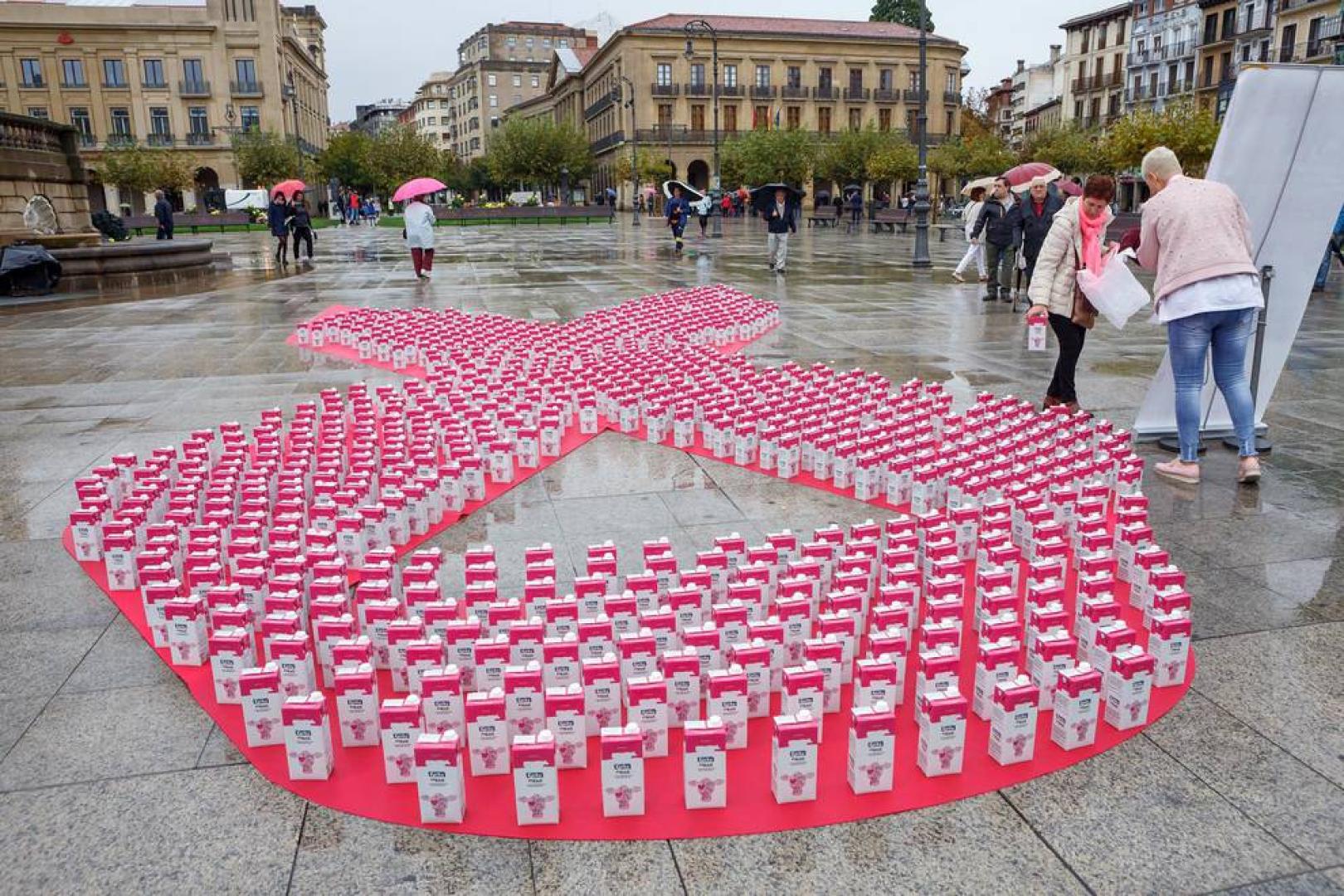 Dentro de los actos de visibilización de la labor de Saray (Asociación Navarra de Cáncer de Mama) que culmina este fin de semana con la carrera solidaria, este colectivo organizó una jornada festiva, reivindicativa e informativa en la plaza del Castillo el sábado 21. El acto principal fue la entrega de premios de la tercera edición del concurso Navarra Rosa por Saray, que estuvo acompañado de bailes, lazos gigantes, grafitis y otras actividades 'en rosa'.