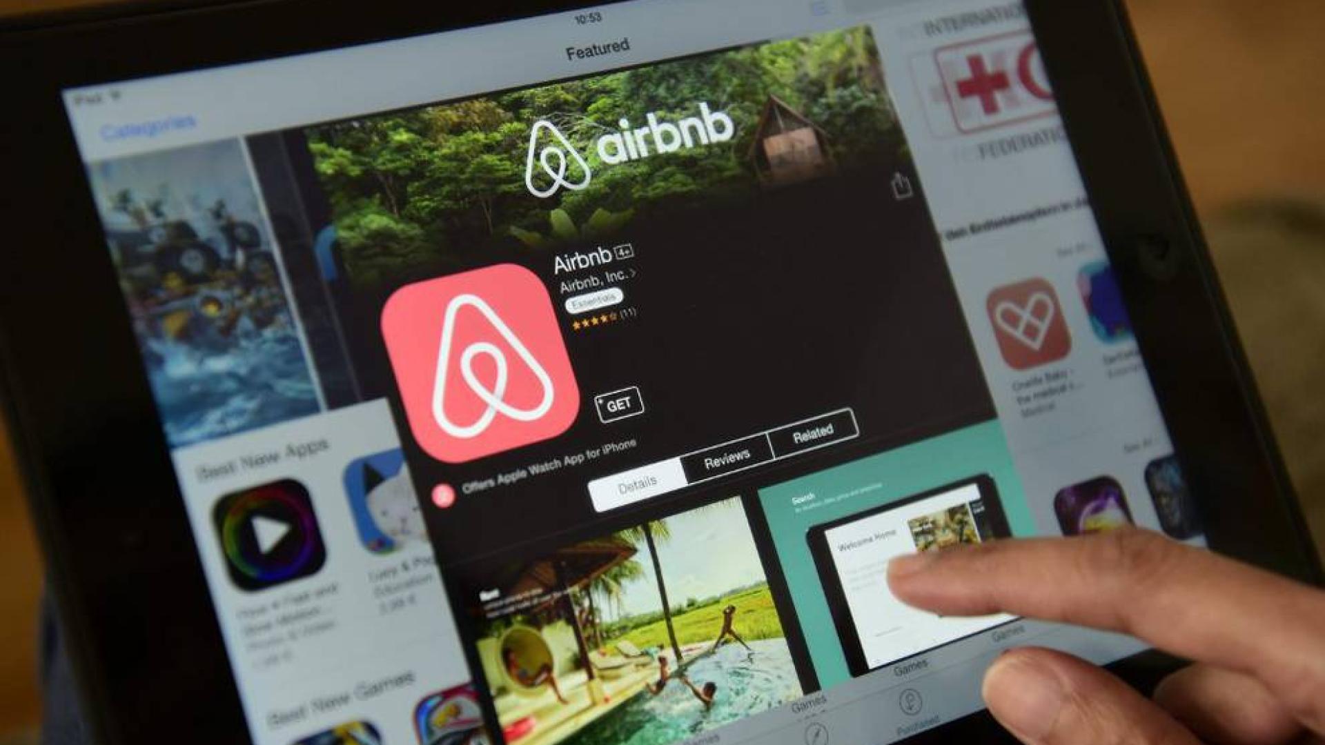 Un usuario consulta la página Airbnb.
