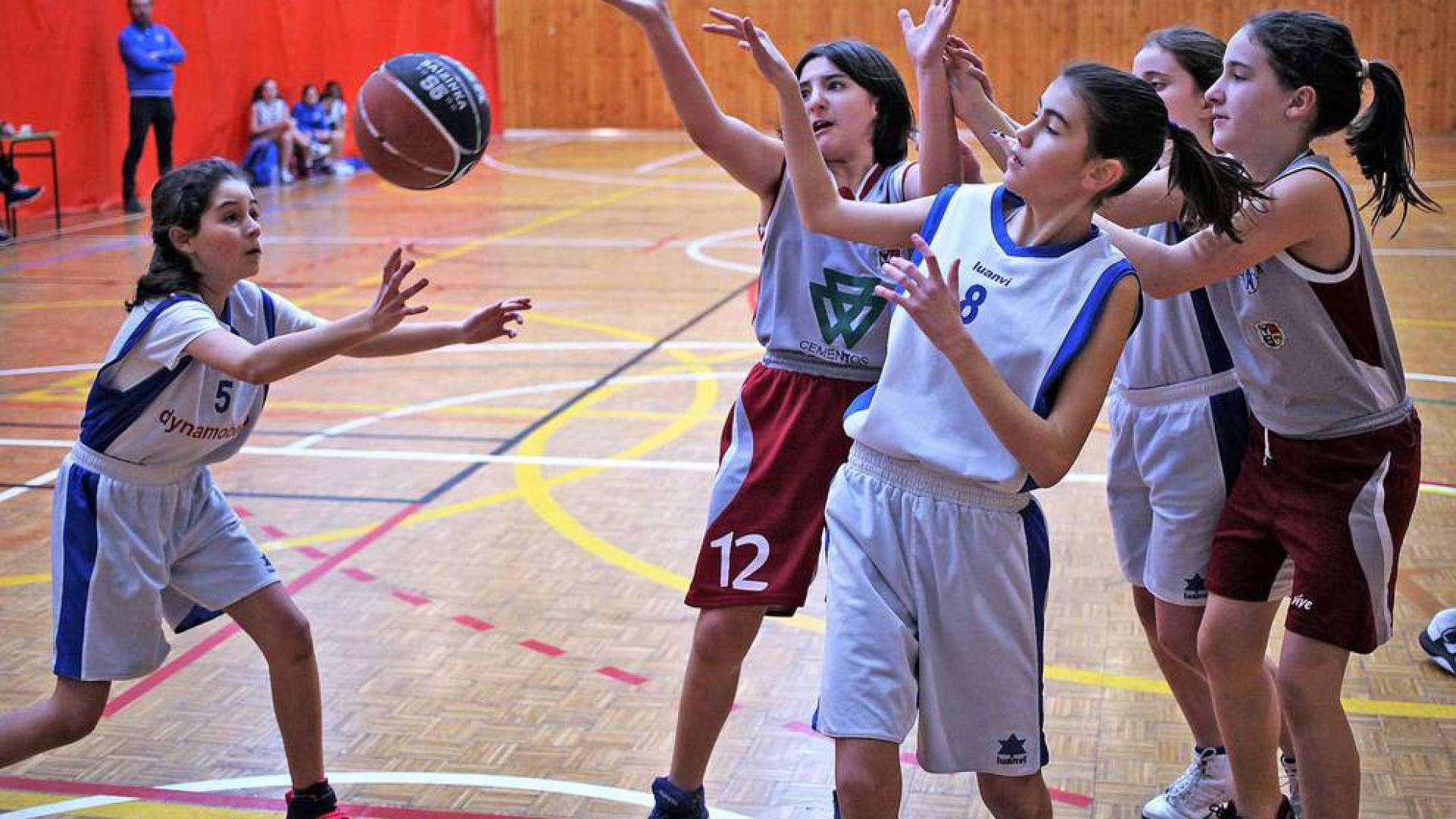 Imágenes de chicos y chicas que juegan a este deporte en equipos de la Comunidad foral.