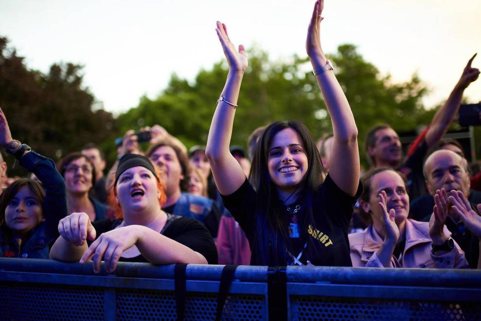 Público asistente a la actuación del grupo dentro del ciclo Ciudadela Tierra de Rock.