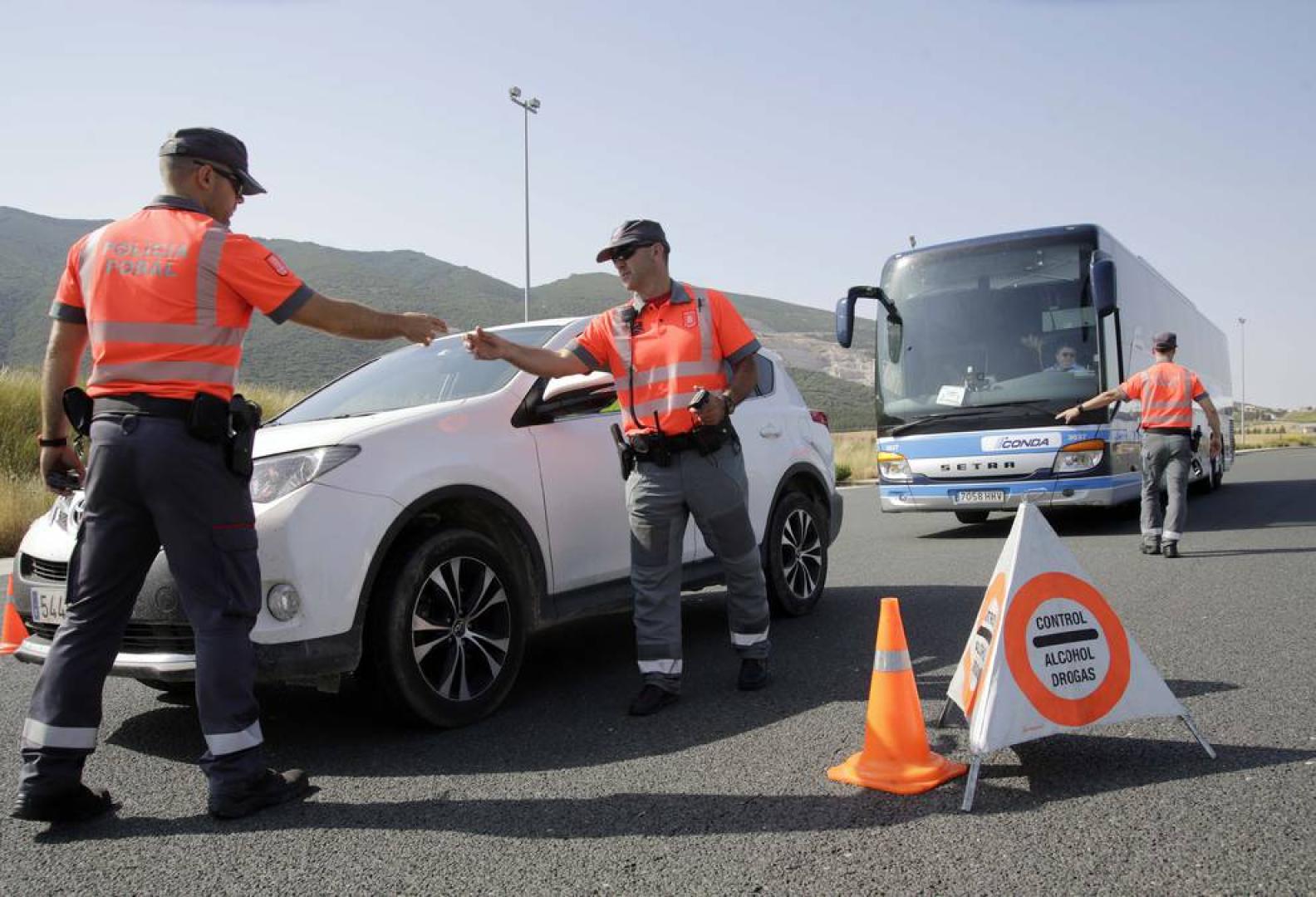 La Policía multa a 12 conductores cada día por usar el móvil en el coche