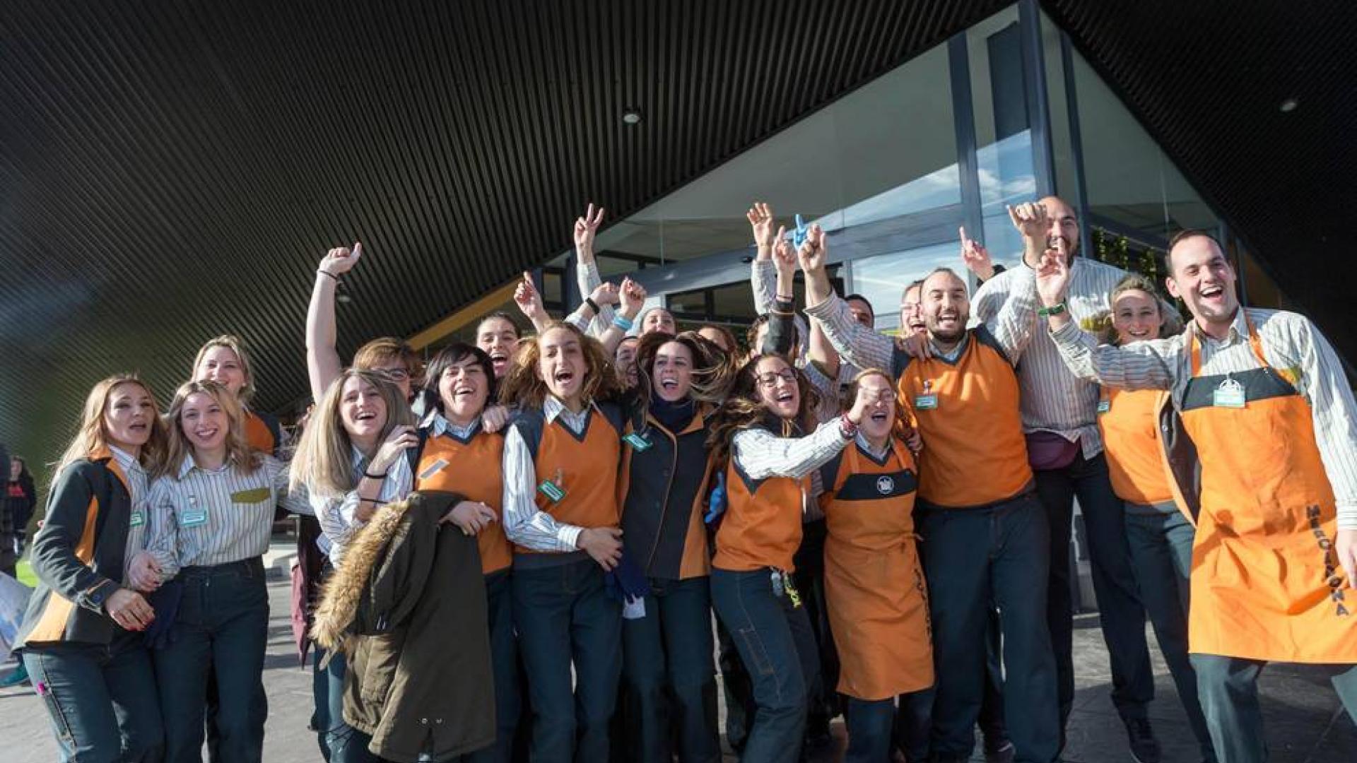 Fotos de Pamplona, Tudela y Fitero, donde ha dejado premios el sorteo de la Lotería de Navidad 2018 en Navarra.