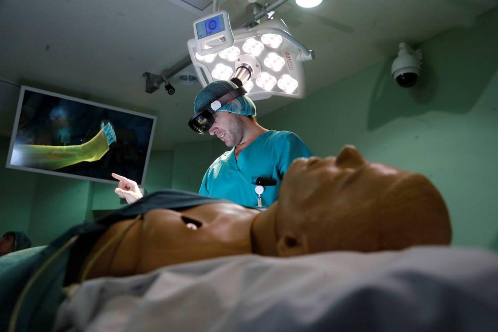 El Hospital Gregorio Marañón de Madrid ha desarrollado un sistema para quirófano que combina el uso de gafas de realidad aumentada y la impresión 3D para proyectar sobre el paciente hologramas de sus pruebas médicas, un método pionero en el mundo que ya ha demostrado su éxito con la extirpación de un tumor.