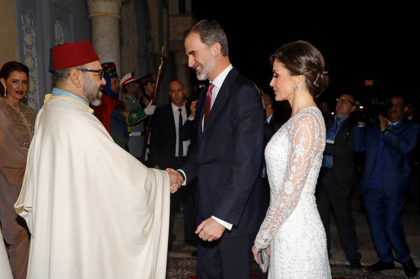 Los reyes Felipe y Letizia saludan al rey Mohamed VI, a su llegada a la cena de gala ofrecida por Mohamed VI a los monarcas españoles este miércoles en el Palacio Real de Rabat.