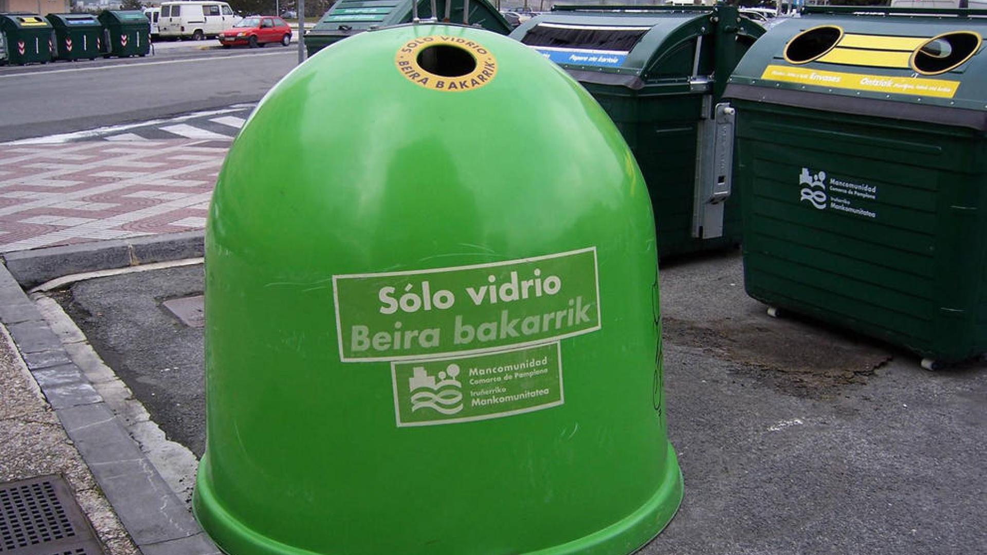 Un contenedor de vidrio en la calle Irunlarrea.