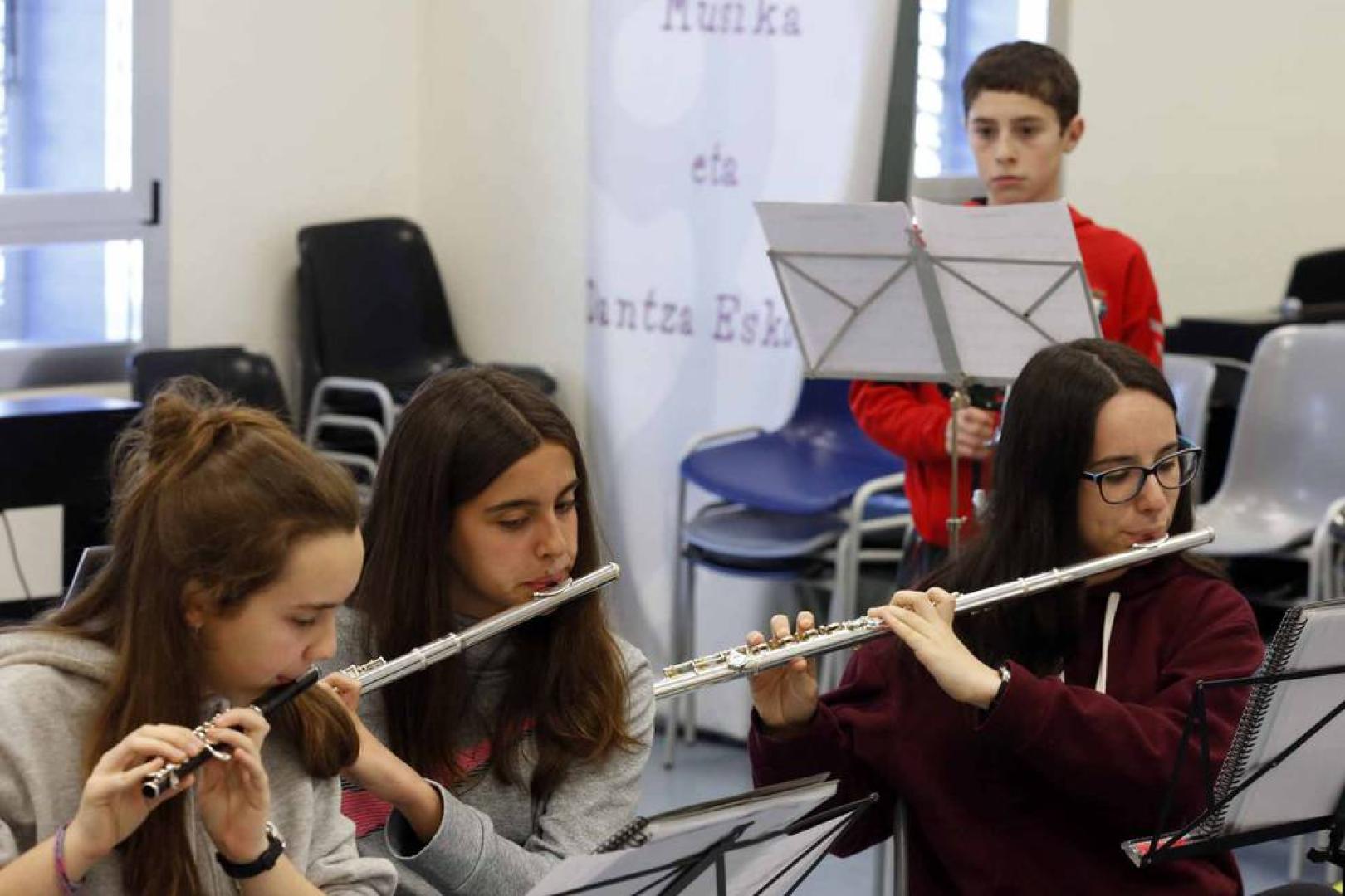 Fotos de los alumnos de la clase de danza tradicional de la Escuela de Música de Alsasua