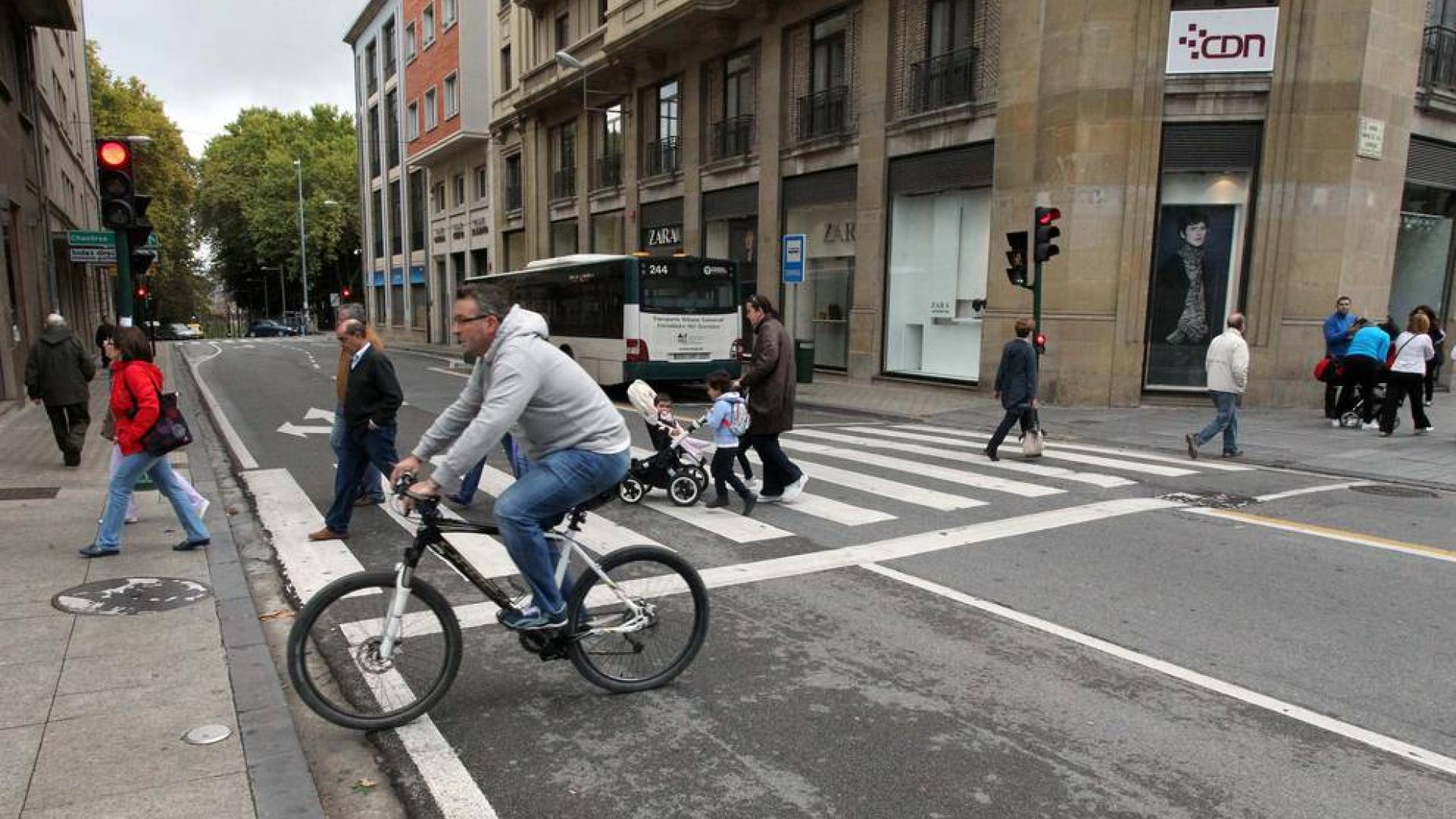 Tráfico de villavesa, peatones y ciclistas, en la calle Cortes de Navarra de Pamplona.
