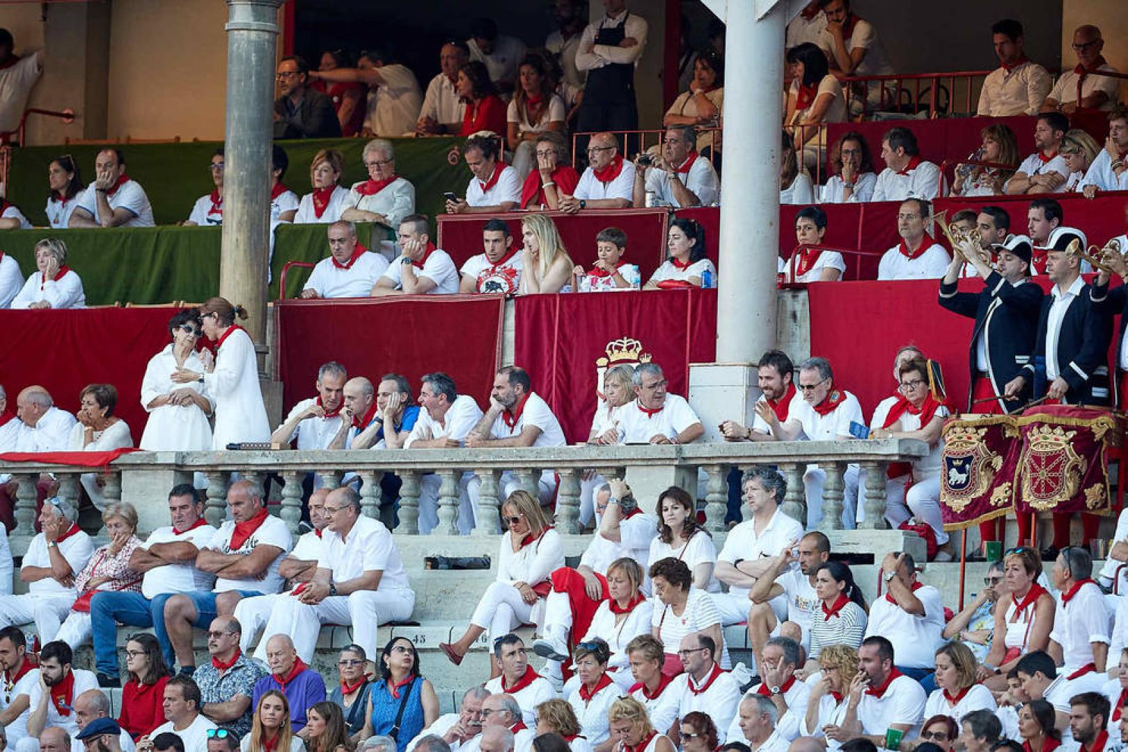 Público asistente a la Plaza de Toros de Pamplona durante la octava corrida de la Feria del Toro 2019 con la ganadería de Miura para los diestros Rafaelillo, Octavio Chacón y Juan Leal.