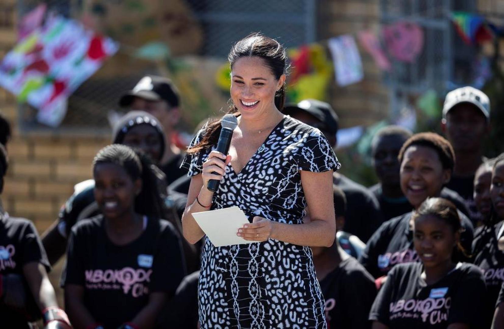 Los duques de Sussex comenzaron este lunes en Sudáfrica su primer viaje oficial en familia desde el nacimiento de su hijo Archie.