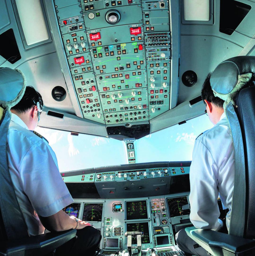 Interior de la cabina de un avión con dos pilotos