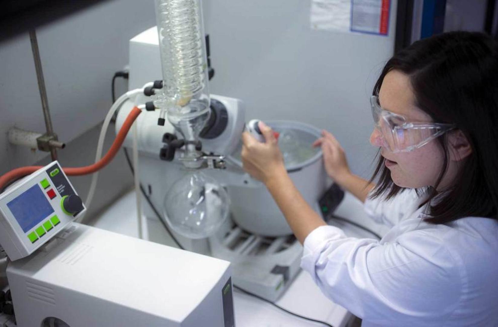 Investigación en un laboratorio de Química de la UPNA.