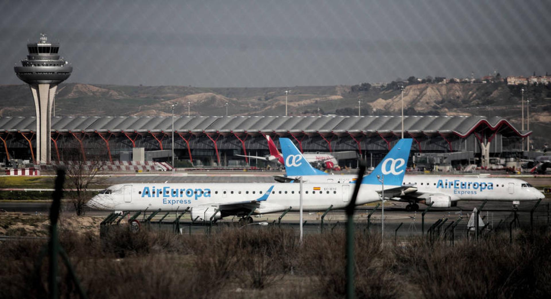 Varios aviones en la pista del aeropuerto de Madrid