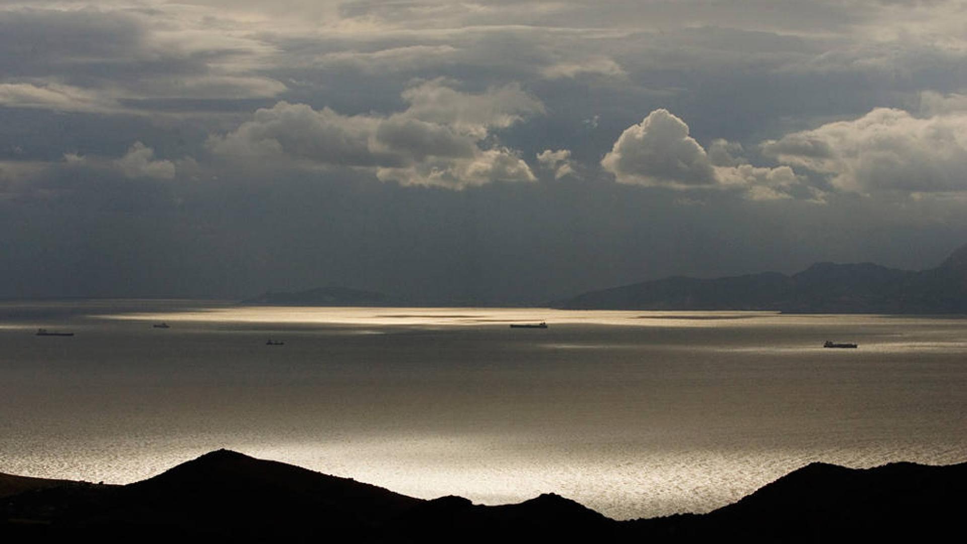 Buscan una patera con 28 personas en el mar de Alborán