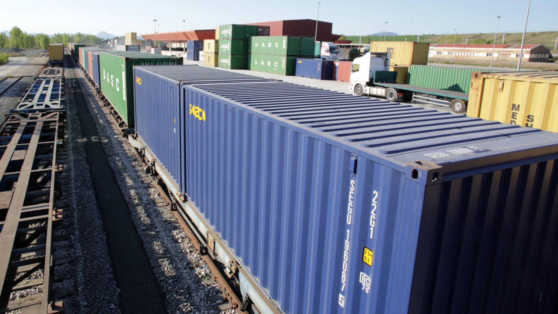 Un tren de mercancías en la estación intermodal de Noáin