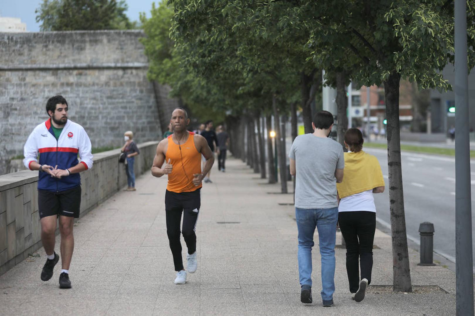 Personas paseando y haciendo deporte por Pamplona.