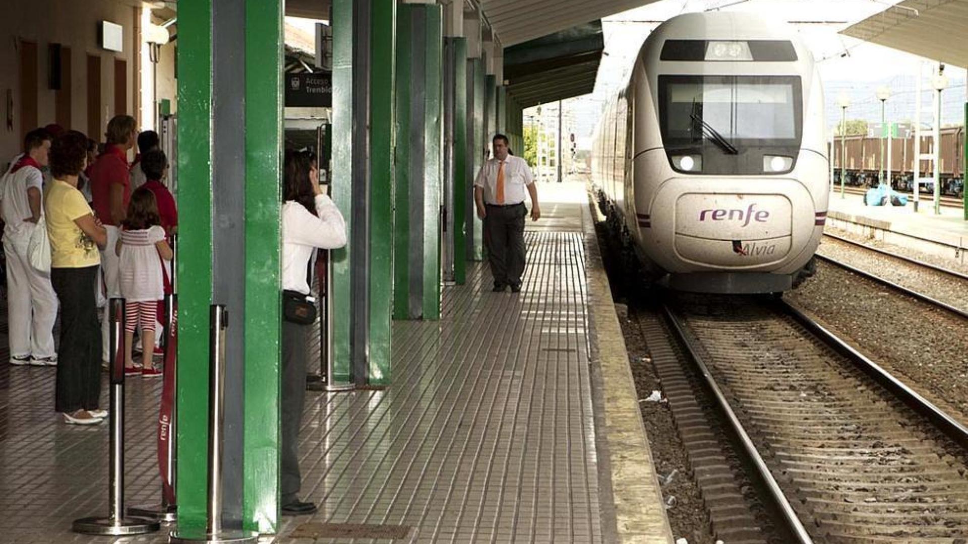 Llegada de turistas el sábado de Sanfermines 2011 a la estación de Renfe de Pamplona.