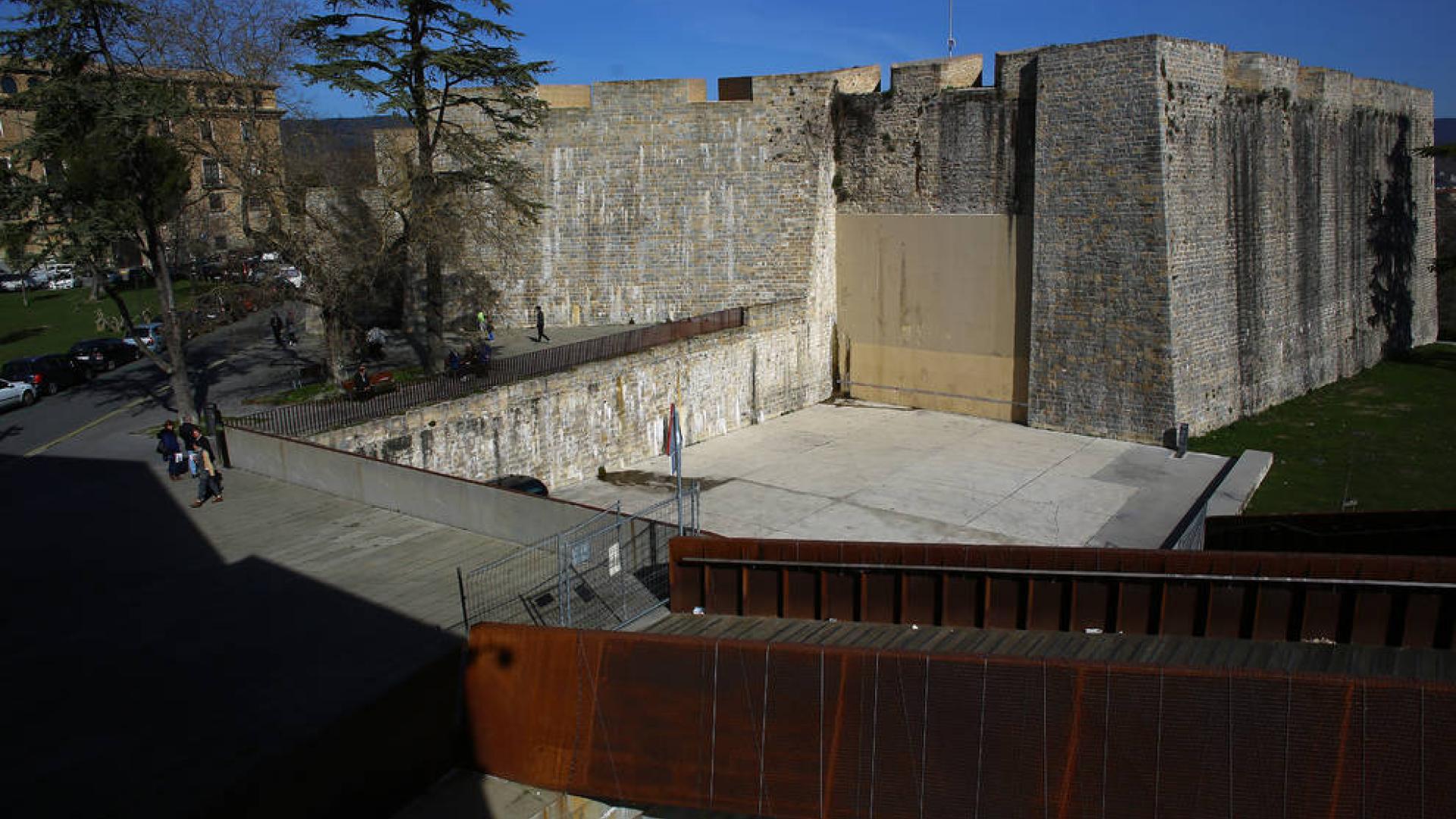 La pasarela peatonal con el frontón de Jito Alai en segundo plano, que une la Plaza de Santa María la Real con el Parque de la Media Luna, sigue vallada y está previsto su derribo.