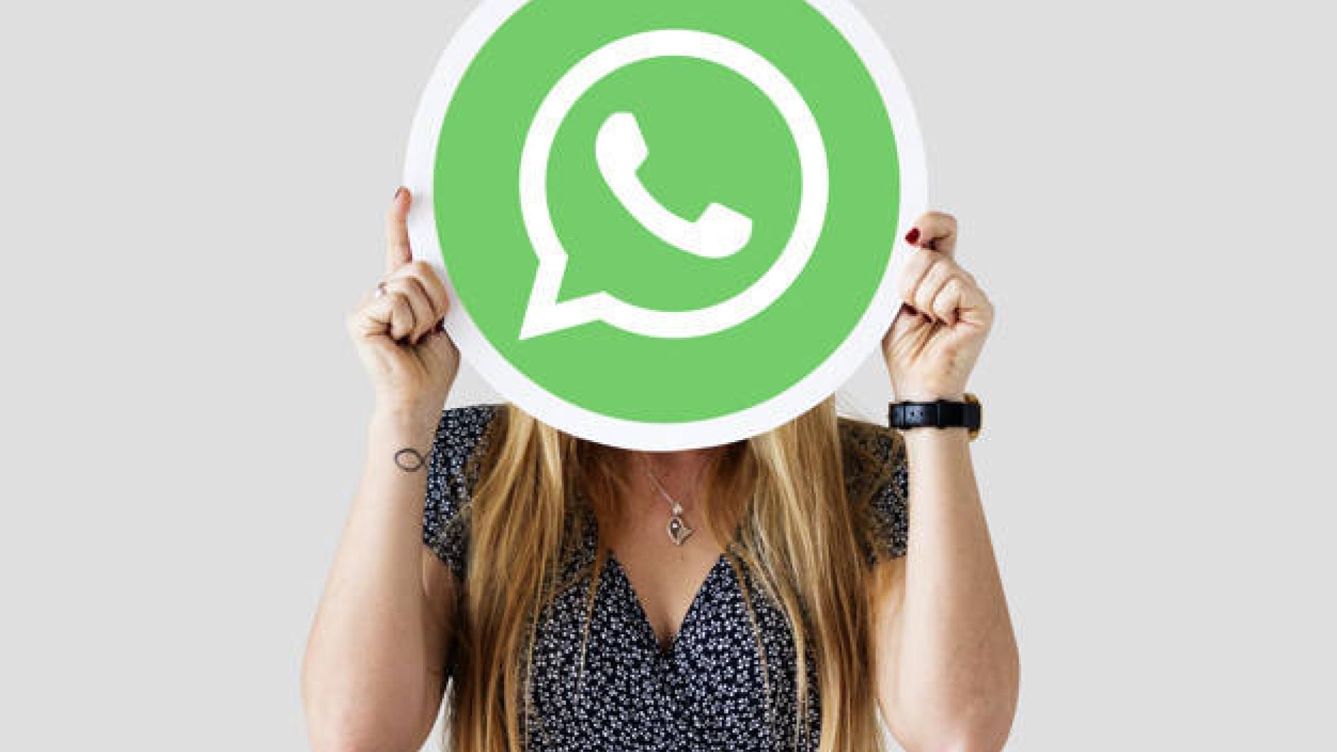Imgen de una chica con el logo de WhatsApp