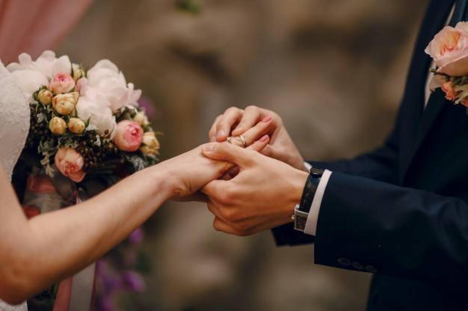 Imagen de una boda en el momento de colocar los anillos