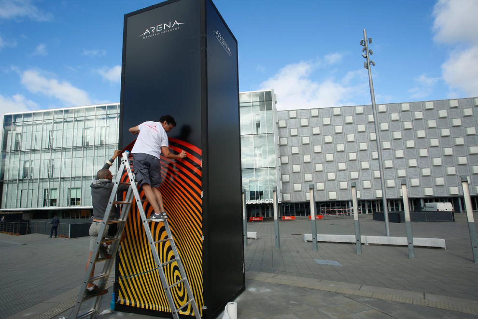 Exterior del Navarra Arena y la Casa del Deporte, antes de su inauguración.