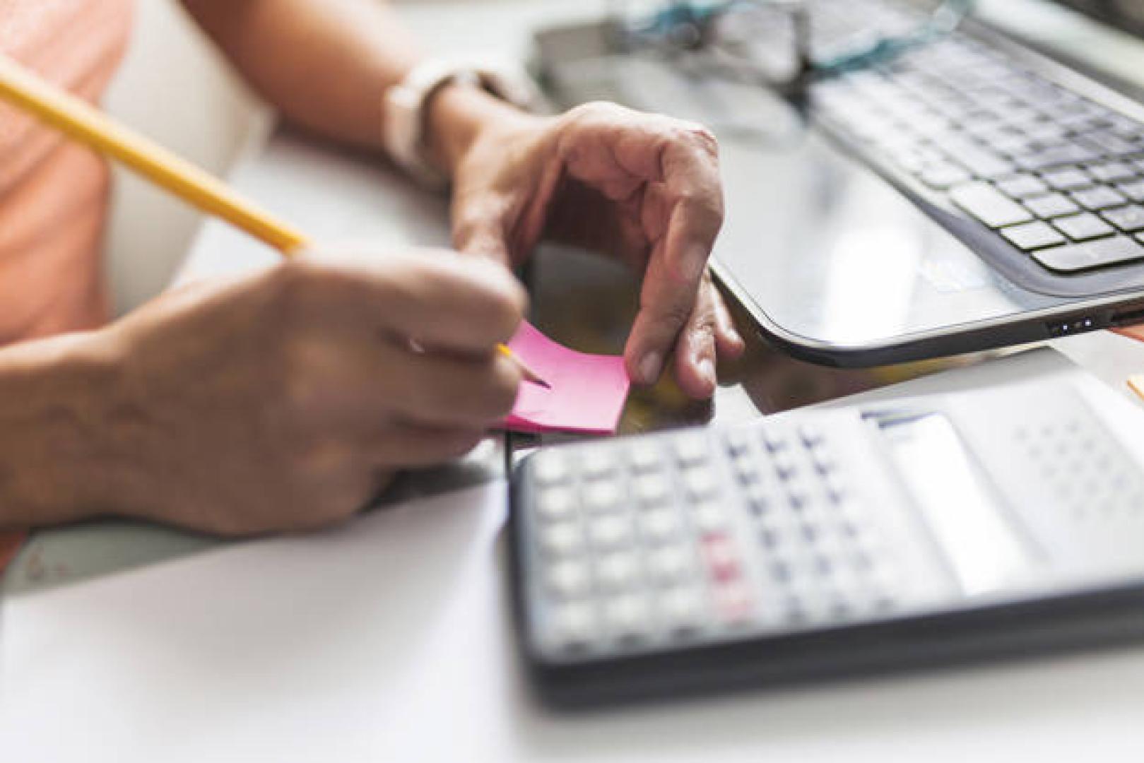 Imagen de una persona manejando documentación y una calculadora