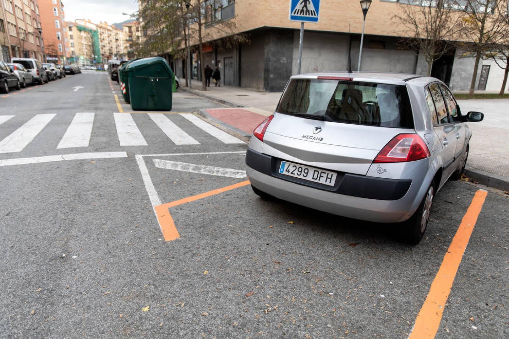 El pintado de la zona azul en la Rochapea no respeta la Ordenanza de Movilidad