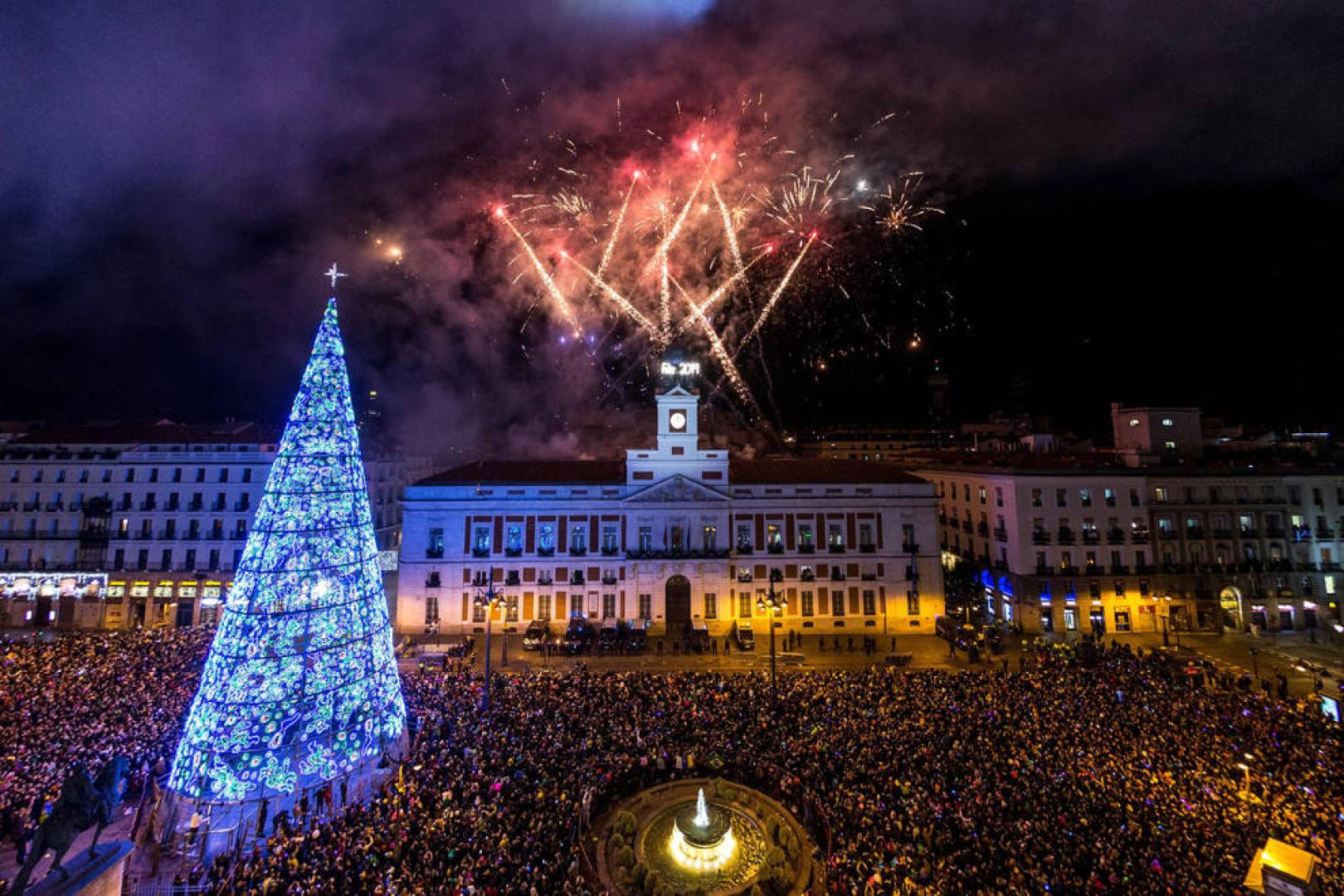 El reloj de la Puerta del Sol da las campanadas de fin de año.