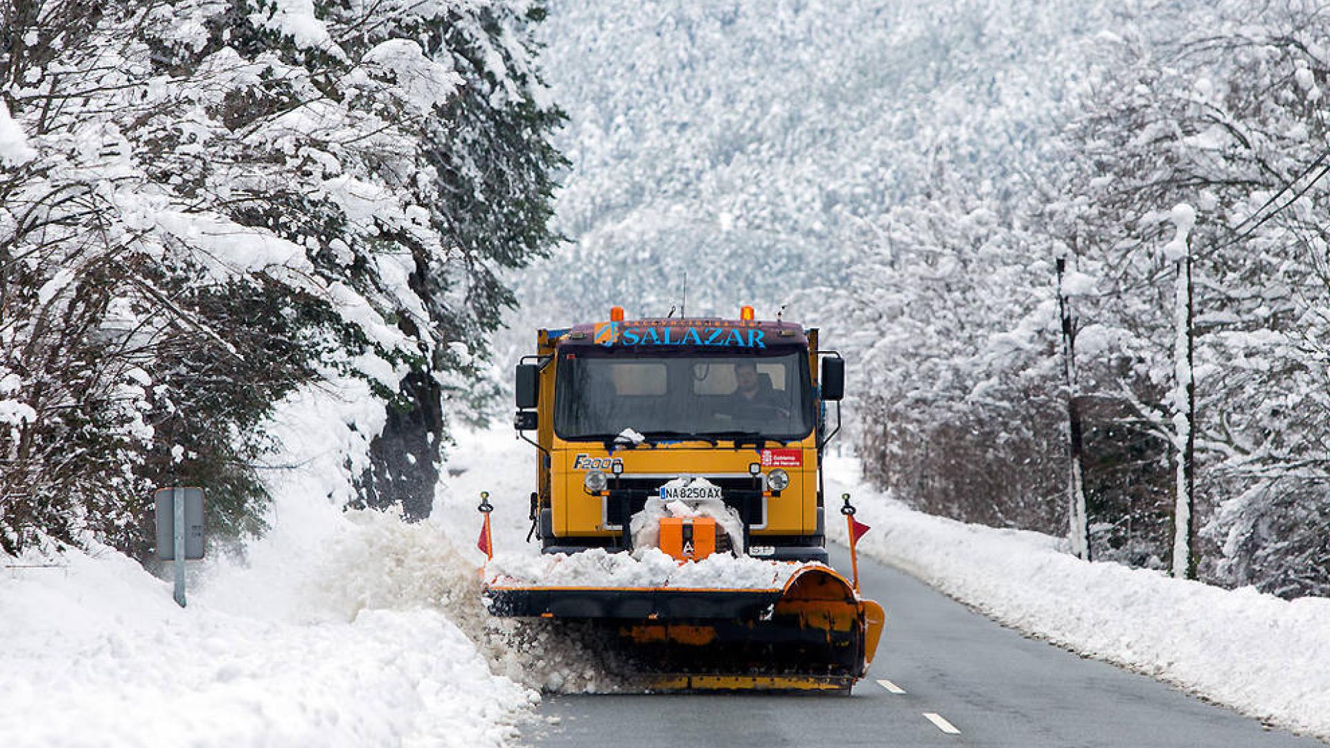 El Gobierno movilizó la pasada noche 100 quitanieves, ante la amenaza de una nueva nevada