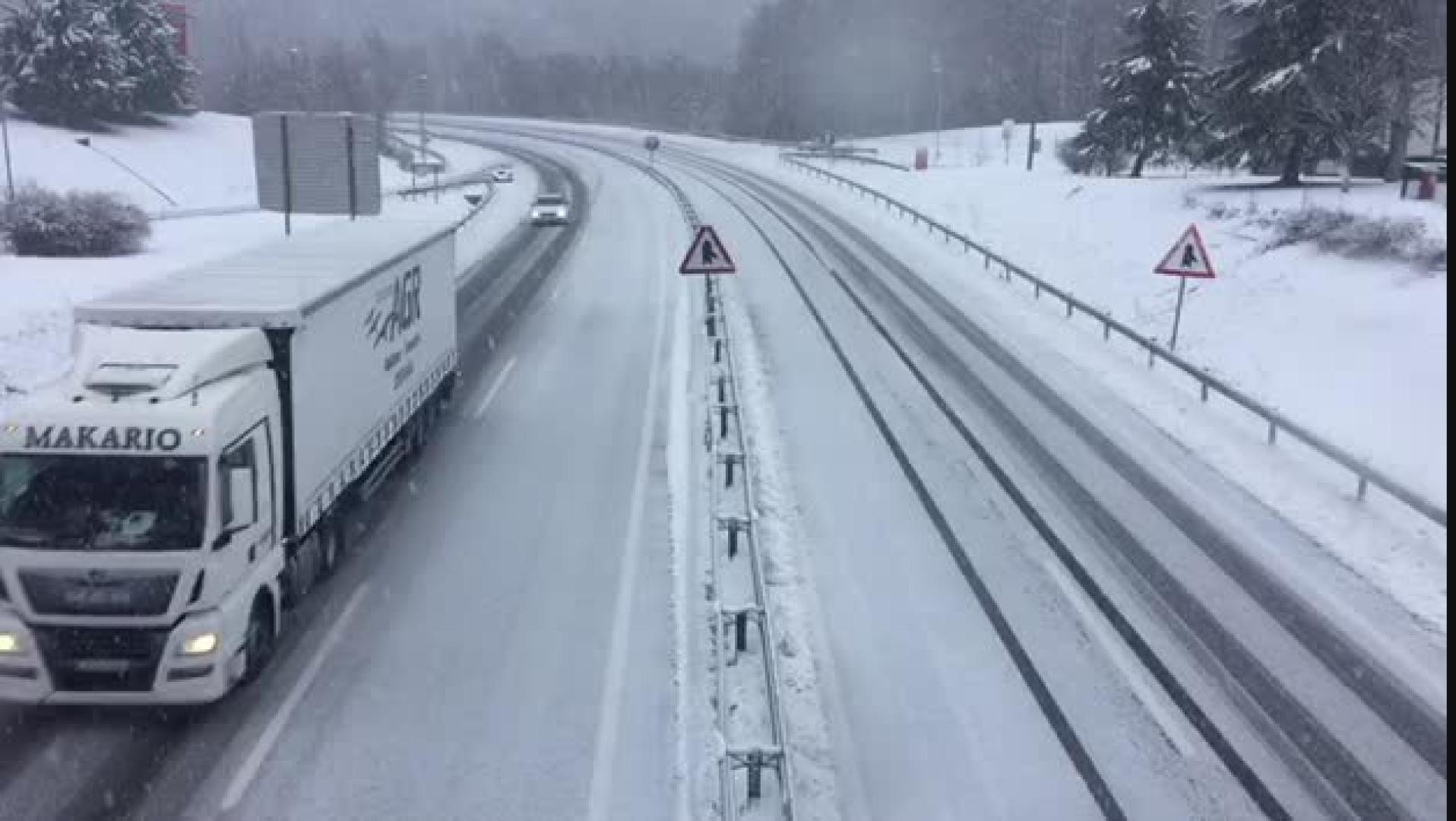 Restablecido el tráfico en la A15 tras el cruce de un camión a causa de la nieve.