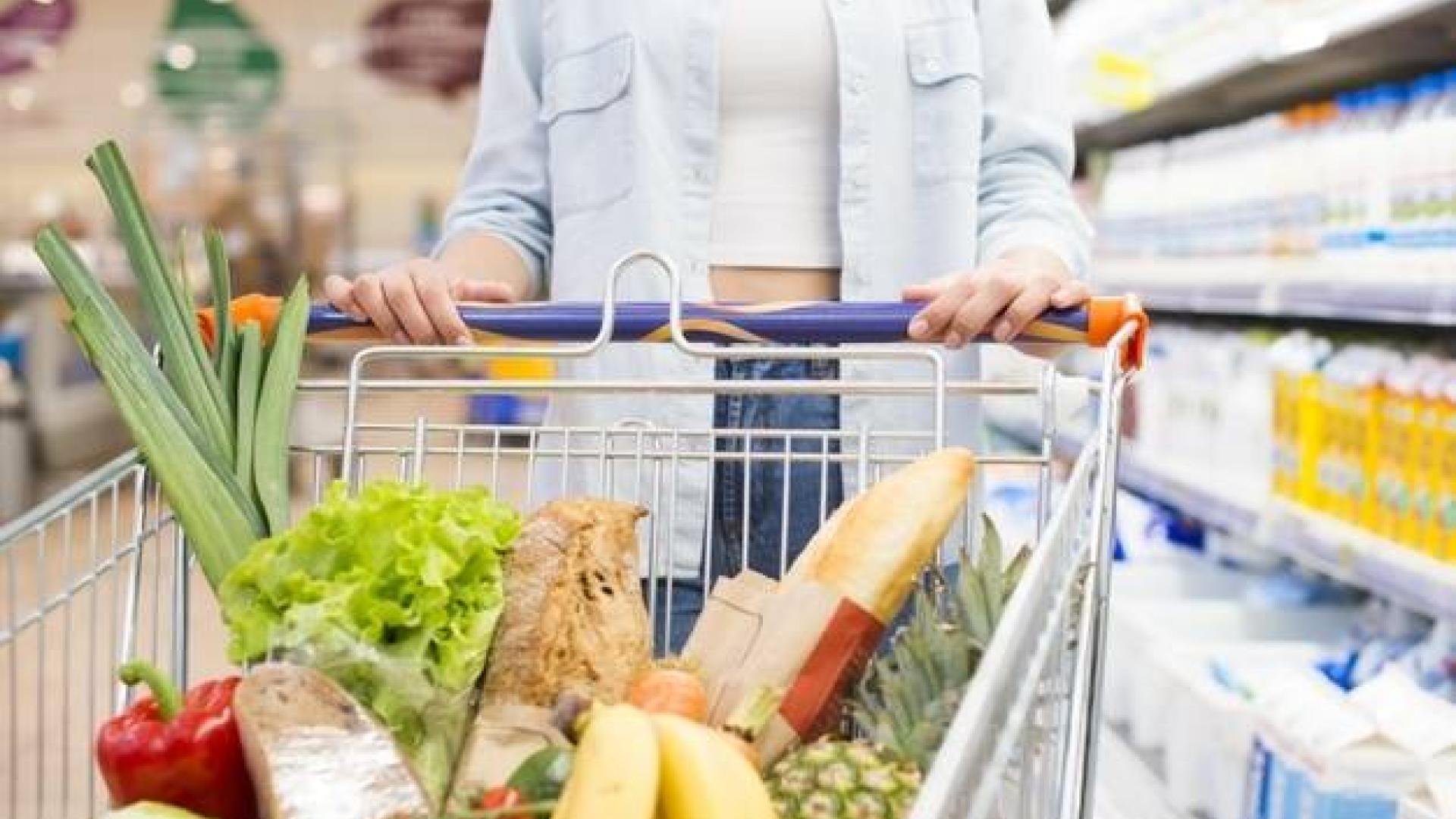 Imagen de un carro de la compra repleto de alimentos