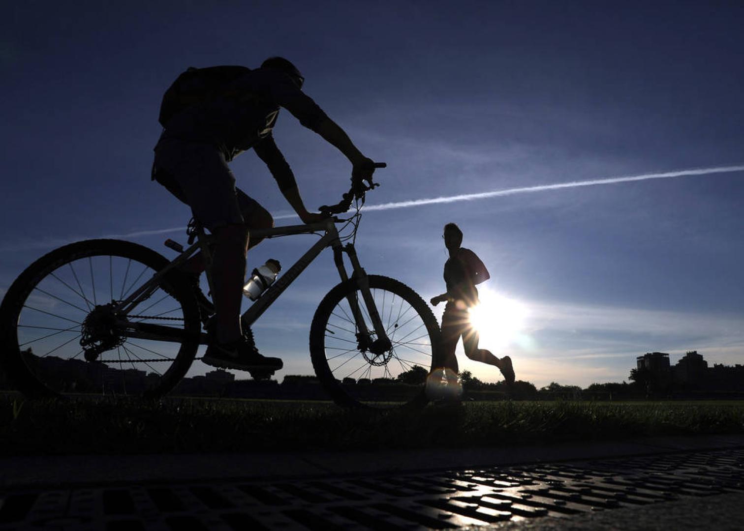 Conviene practicar ejercicio físico media hora al día, aprovechando todo lo posible el aire libre.