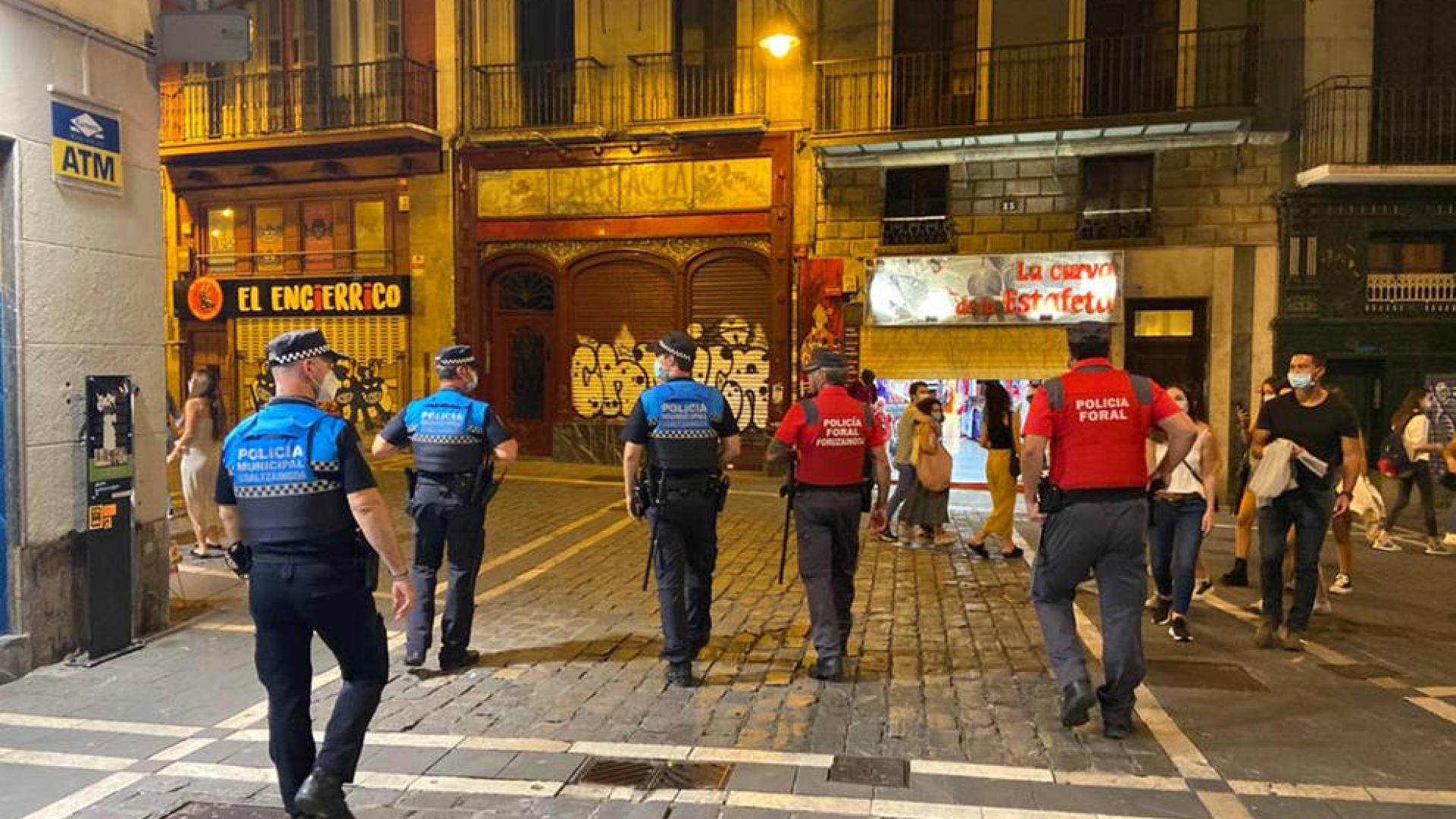 Patrullaje conjunto de la Policía Municipal y la Policía Foral por las calles de Pamplona.