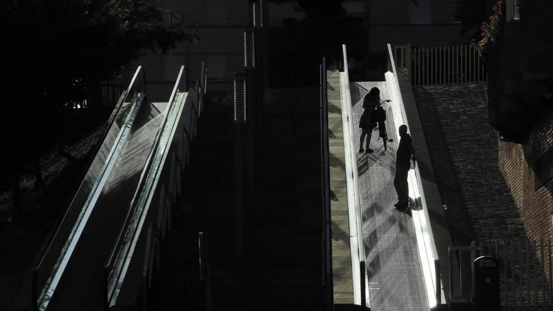 Sol en las escaleras automáticas de Abejeras, en Pamplona.