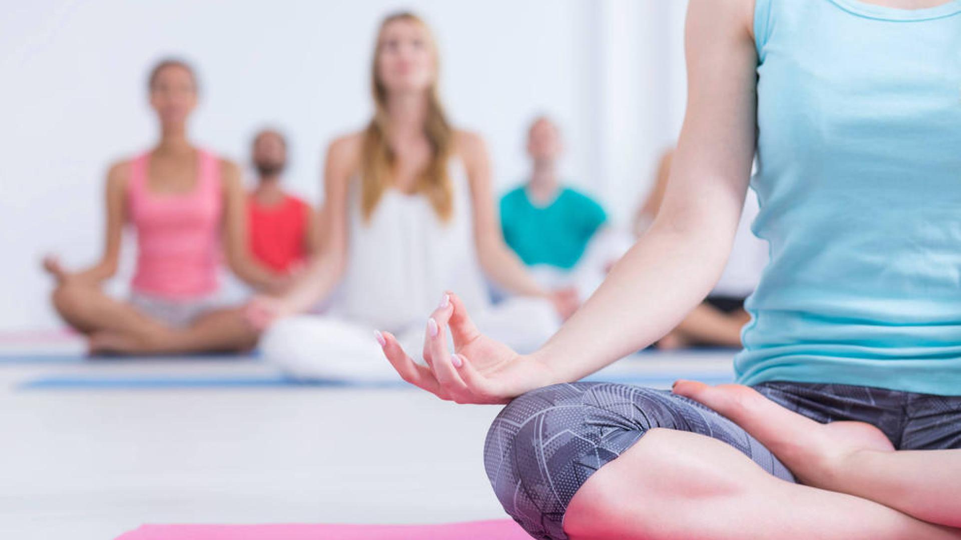 Varias personas practicando yoga.
