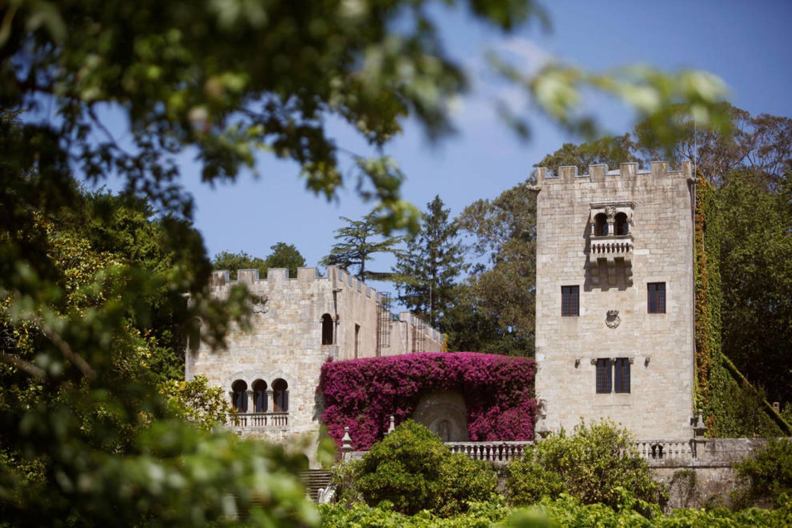 Una de las fachadas del Pazo de Meirás con los jardines y el muro exterior.