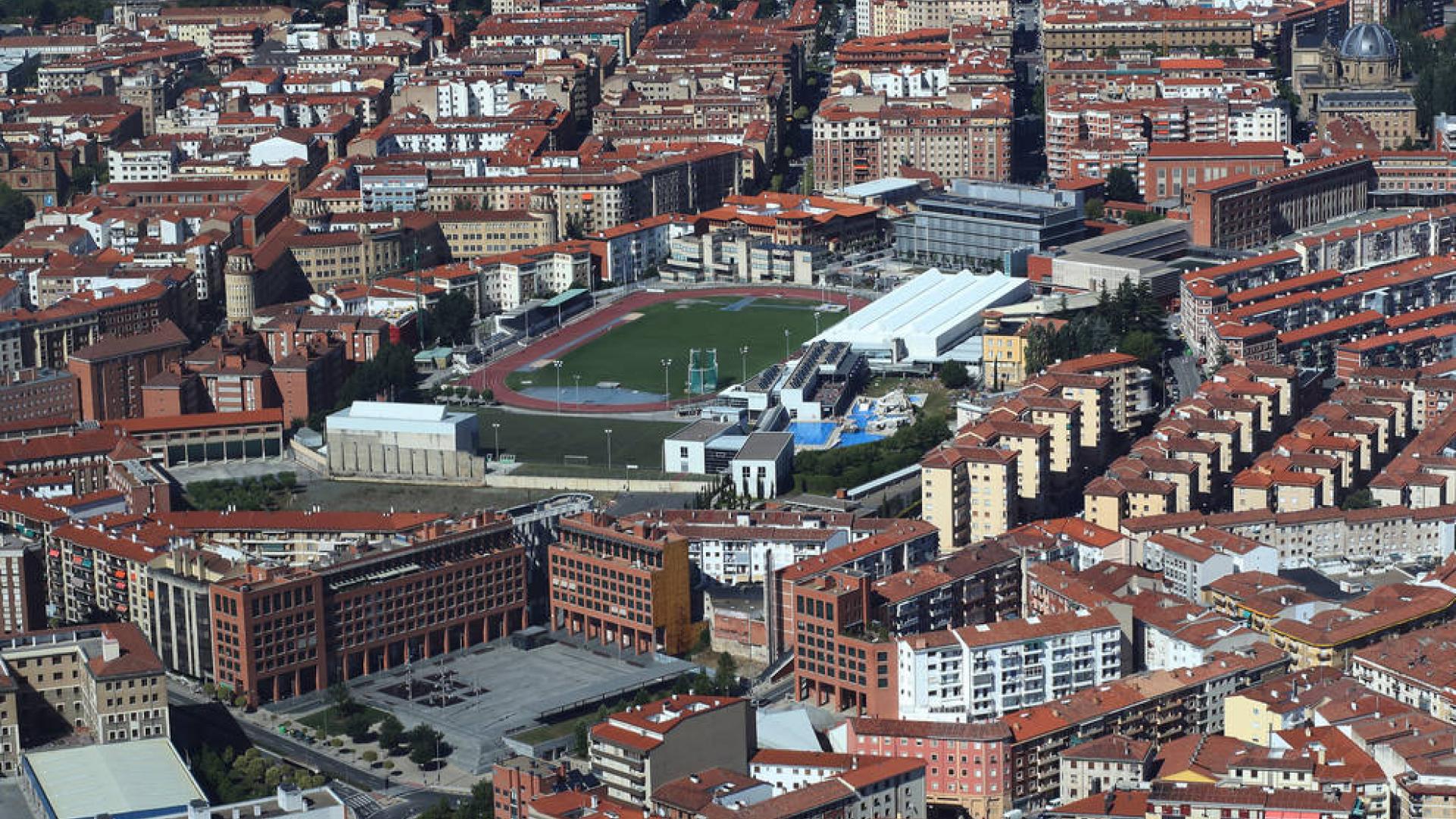 Vista aérea de viviendas en Pamplona, con el estadio Larrabide en el centro.