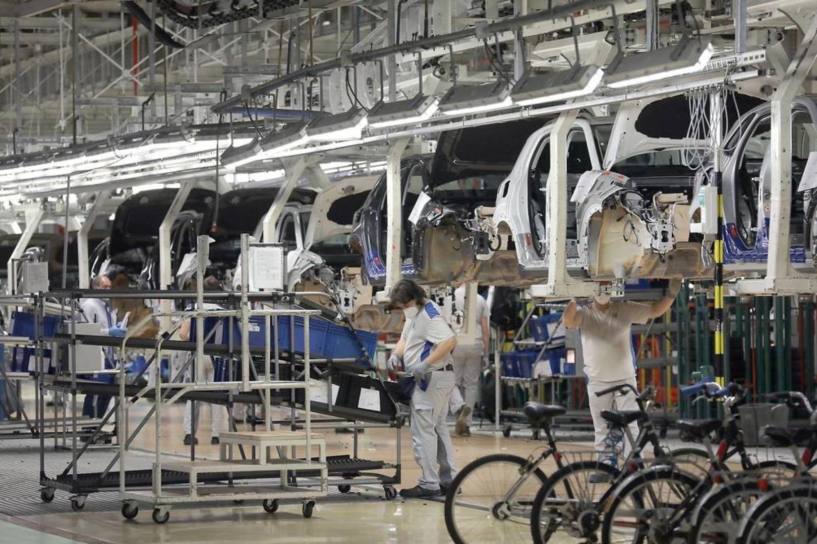 Tras seis semanas de parón, la producción de coches retornó este 27 de abril a Landaben.