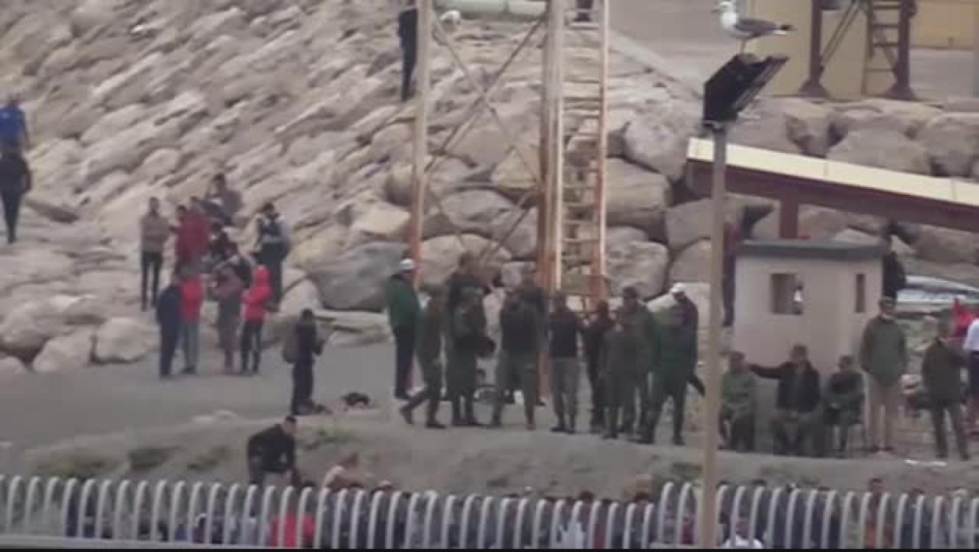 El Ejército se despliega en la playa del Tarajal para intentar controlar la entrada masiva de migrantes en Ceuta