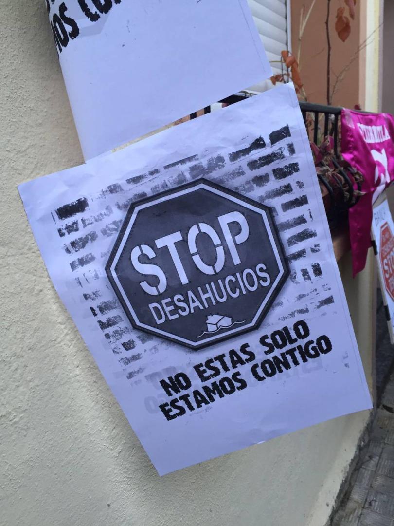 Miembros de la Plataforma de Afectados por la Hipoteca (PAH) impidieron que Francisco Javier Pérez Hernández fuera desalojado de su vivienda en el barrio de la Chantrea este martes, al congregarse desde el amanecer frente al domicilio de la calle Arguedas.